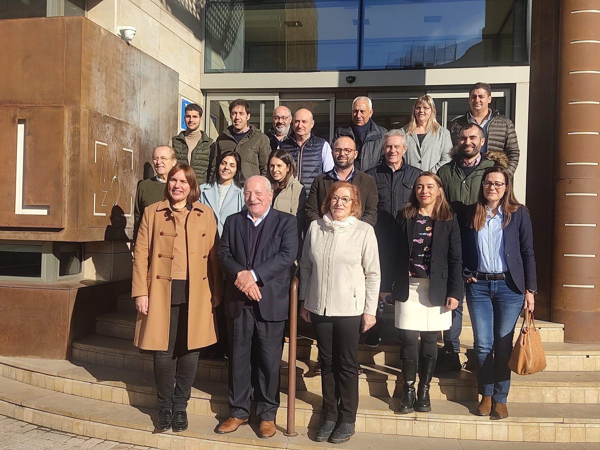 Empresarios y responsables de Cáritas Diocesana de Monzón que dotan los menús navideños para hogares vulnerables