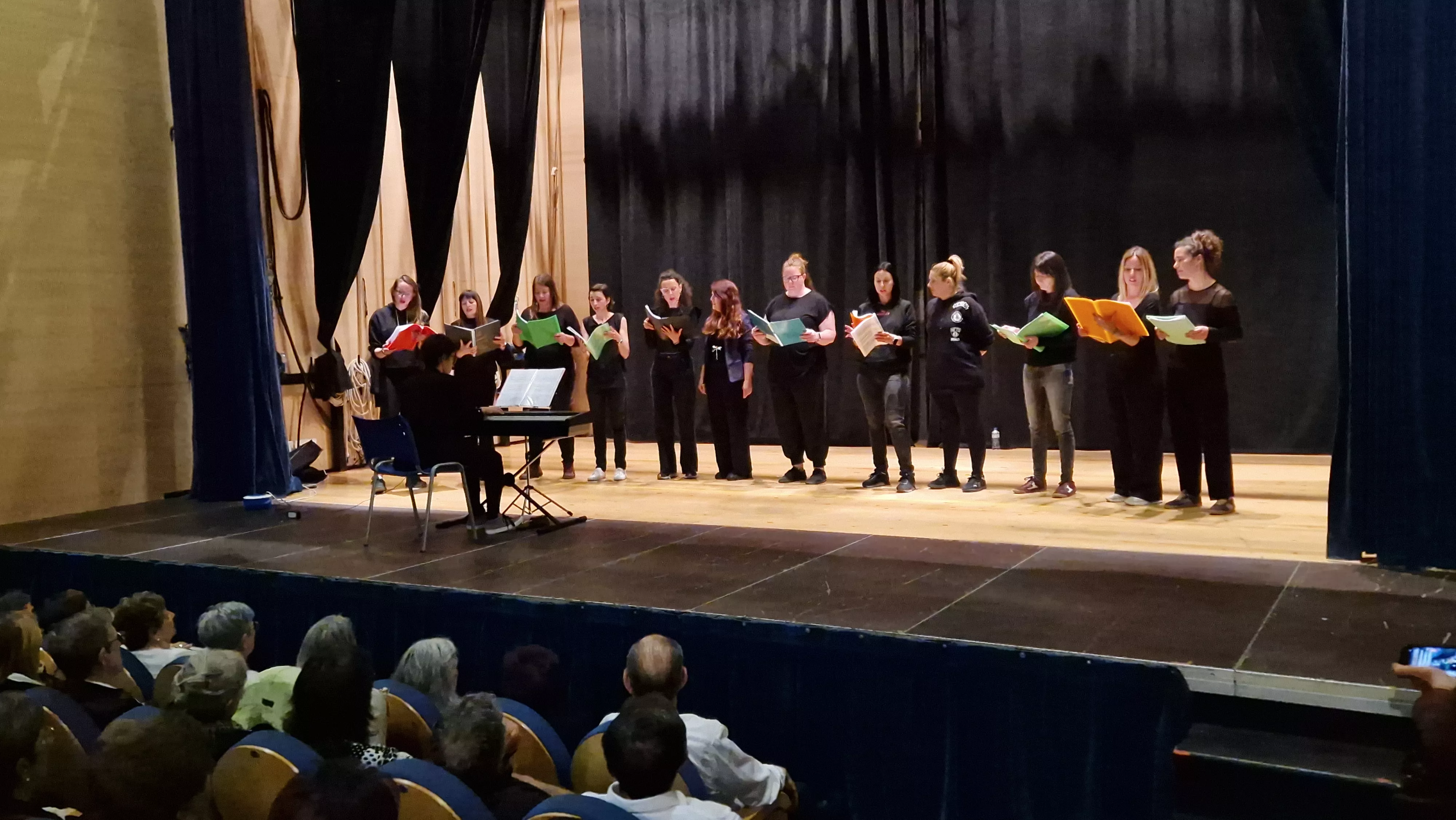 Coro de la Amypa del Colegio El Parque en Barriofest 2025. Foto Myriam Martínez