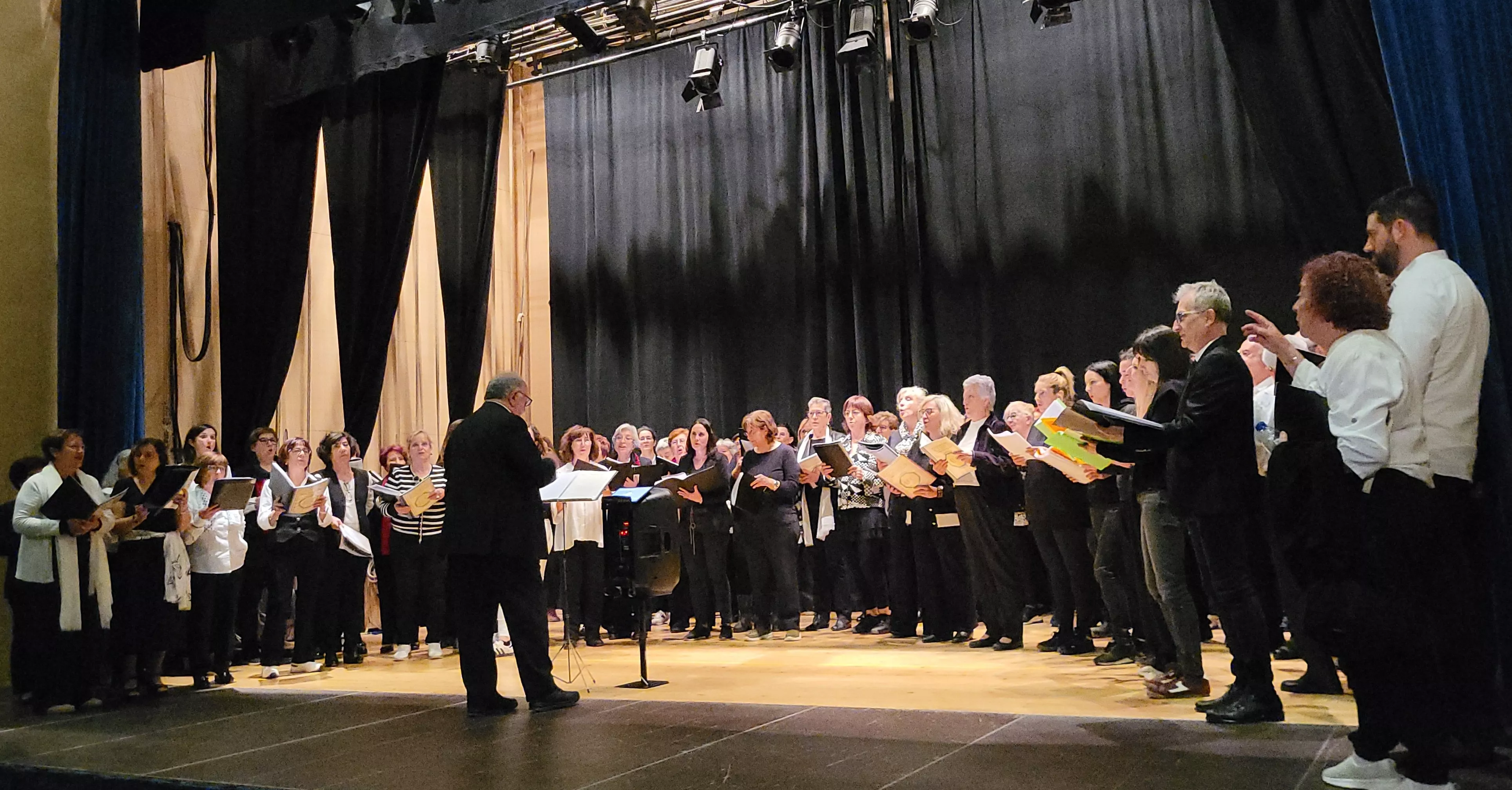 Barriofest afina su tercera edición con una tarde coral en el Centro Cívico Escartín Otín. Foto Mercedes Manterola Barriofest afina su tercera edición con una tarde coral en el Centro Cívico Escartín Otín. Foto Mercedes Manterola