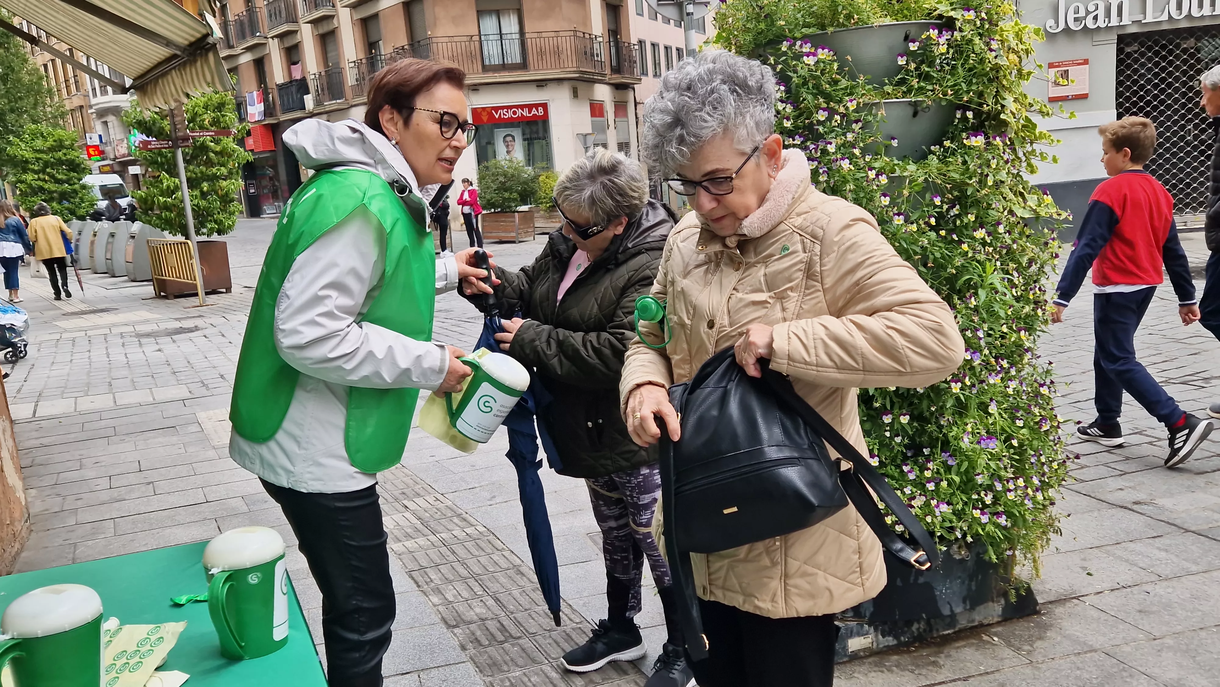 Cuestación de la Asociación Contra el Cáncer en Huesca. Foto Myriam Martínez
