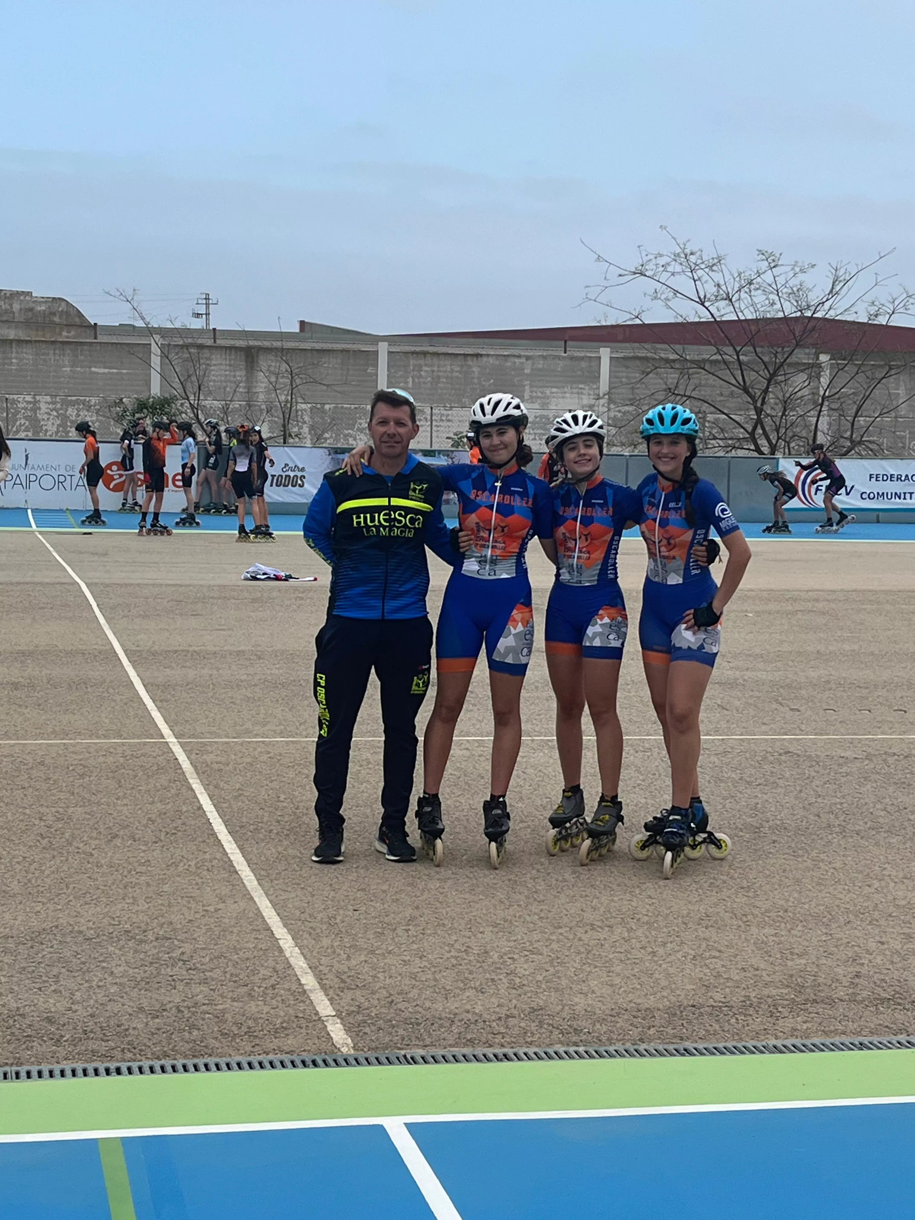 Las tres patinadoras  de Osca Roller con su entrenador, José Luis Maldonado
