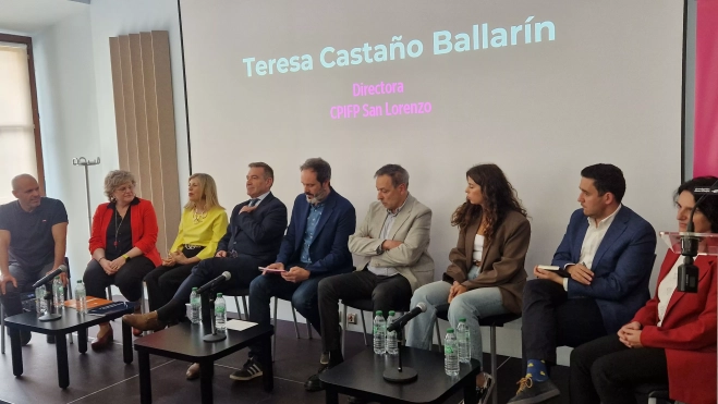 Mesa de debate en el foro sobre la FP bilingüe. Mesa de debate en el foro sobre la FP bilingüe.