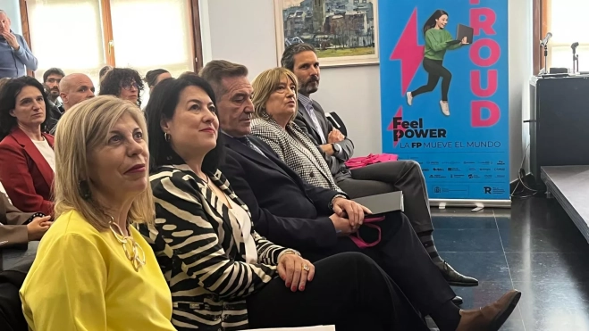 Luis Mallada y Tomasa Hernández, en el centro, durante el foro. Luis Mallada y Tomasa Hernández, en el centro, durante el foro.