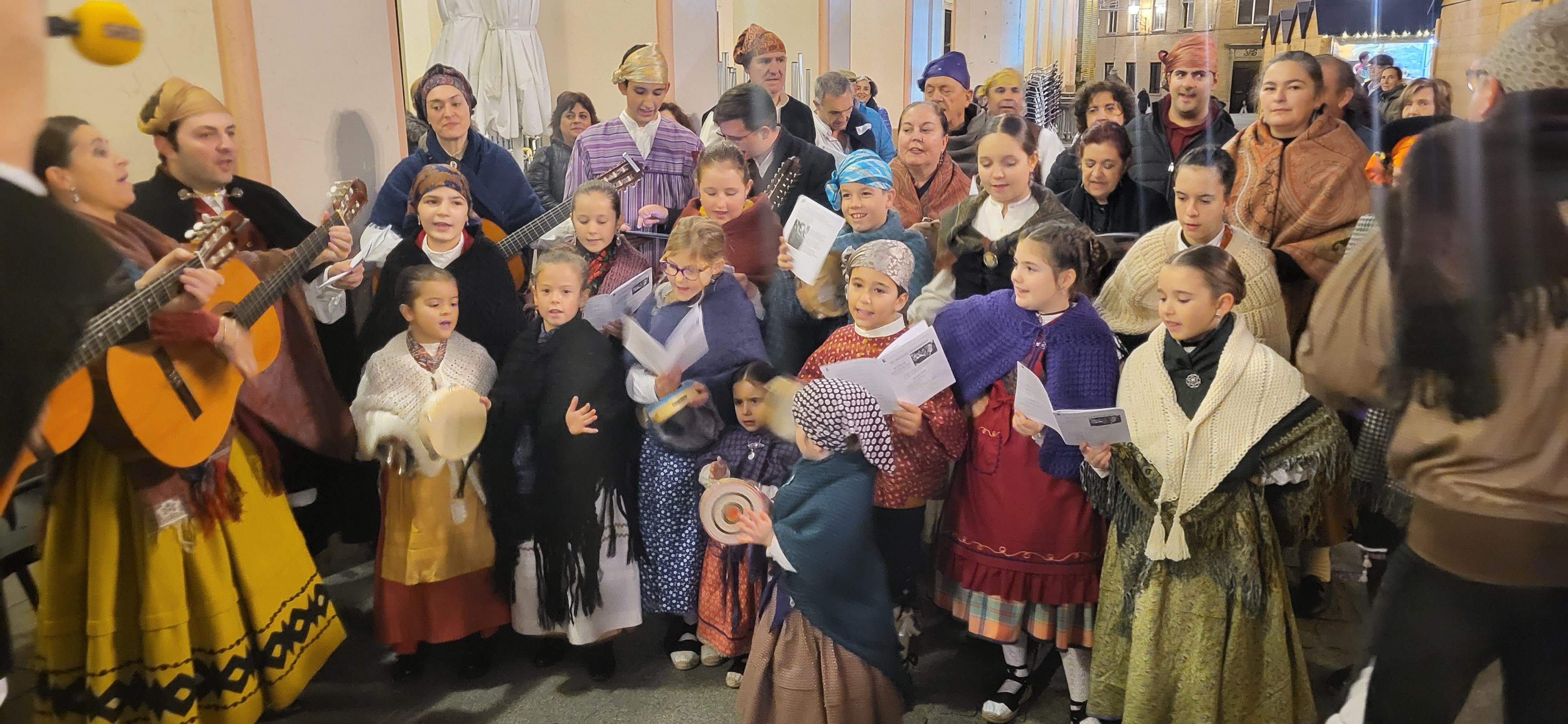La Ronda-aguinaldo interpretando un villancico en su recorrido por el casco antiguo de Huesca. Foto: Myriam Martínez 