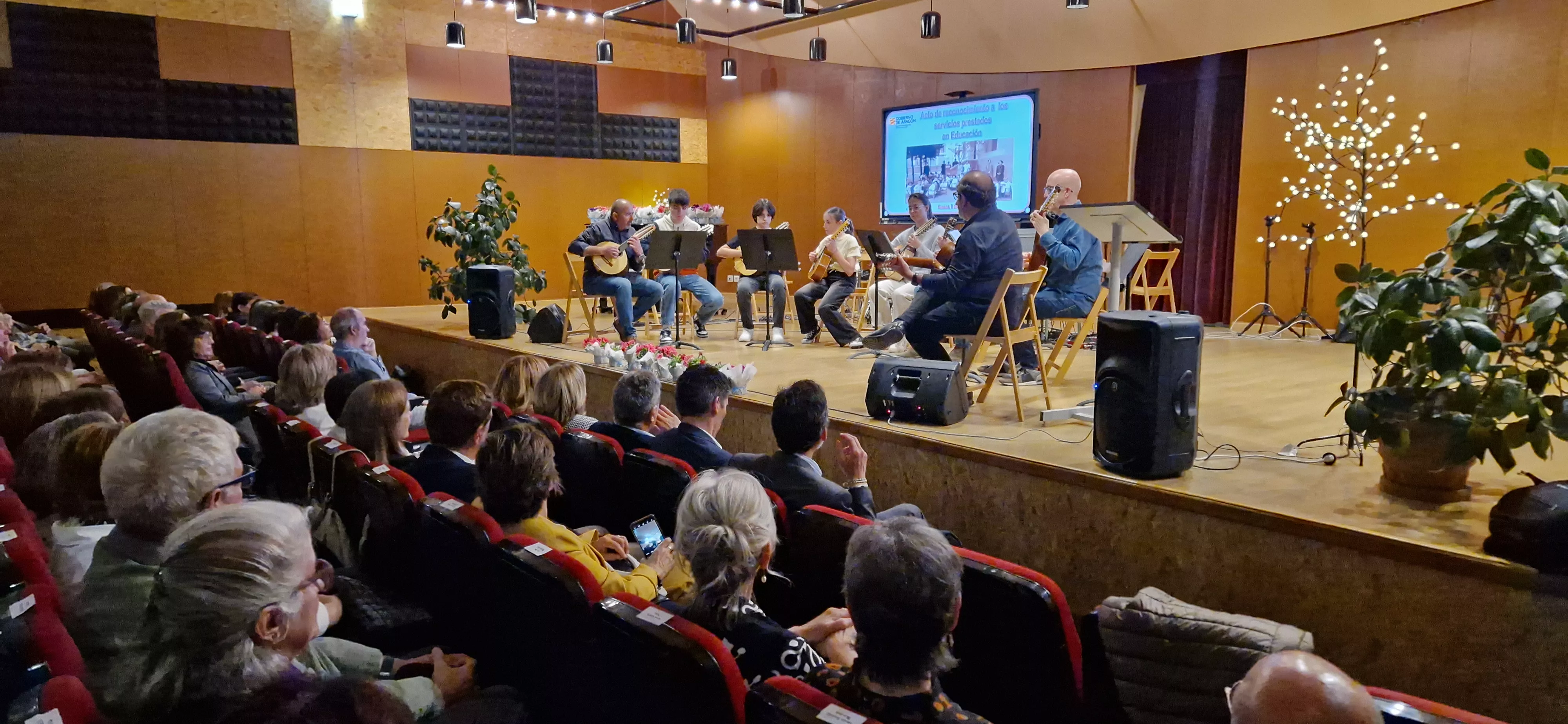 Homenaje a 81 maestros jubilados de la provincia de Huesca. Foto Myriam Martínez