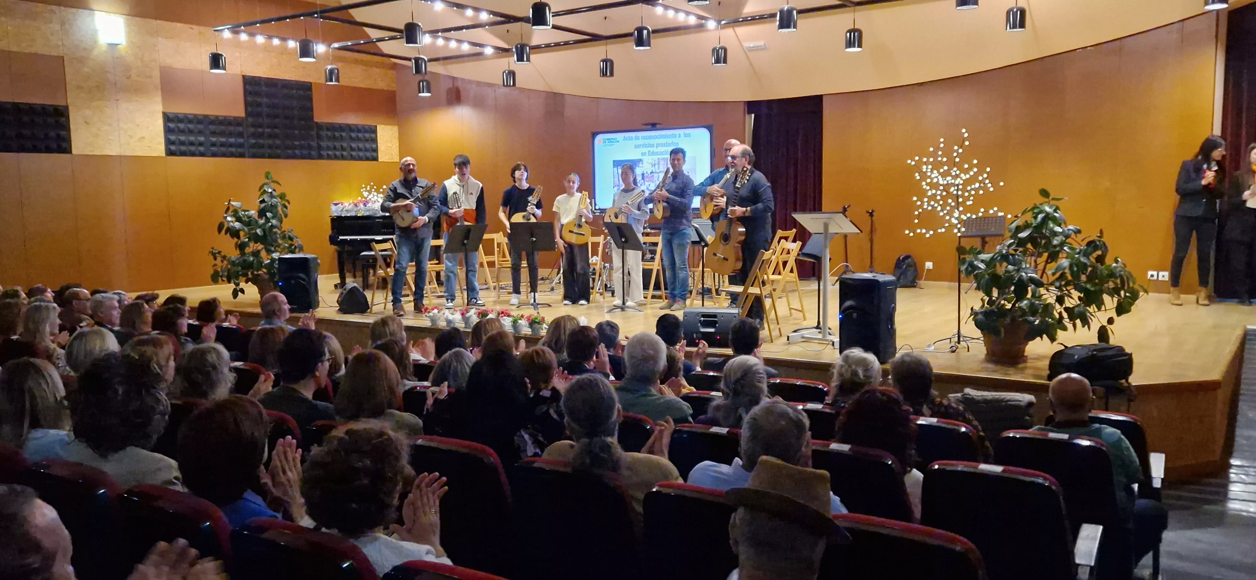 Homenaje a 81 maestros jubilados de la provincia de Huesca. Foto Myriam Martínez