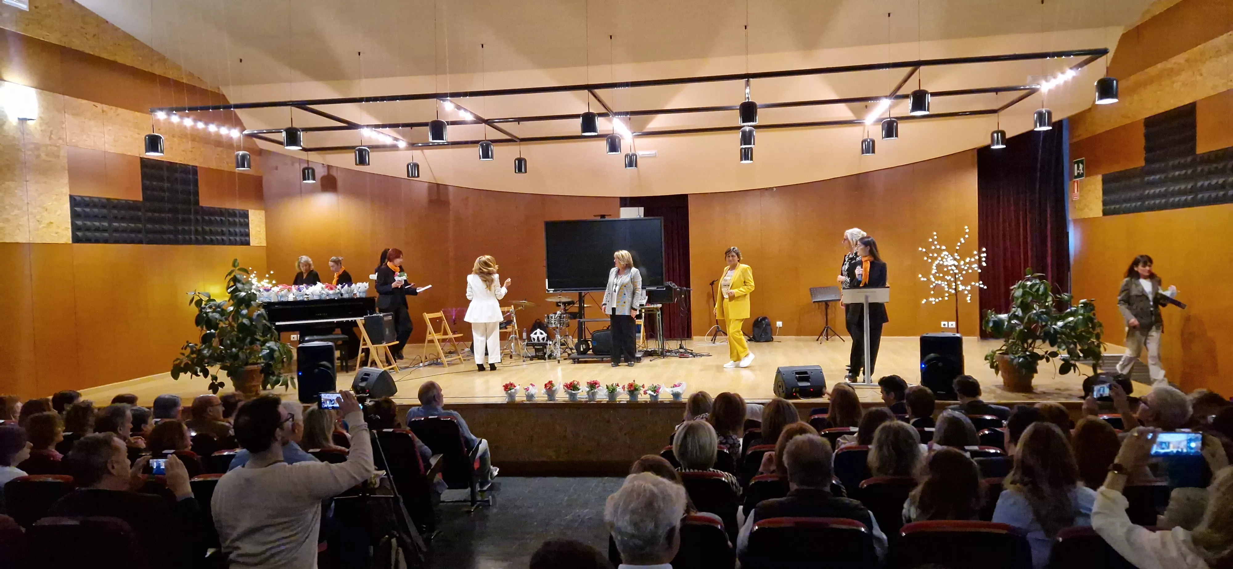 Homenaje a 81 maestros jubilados de la provincia de Huesca. Foto Myriam Martínez