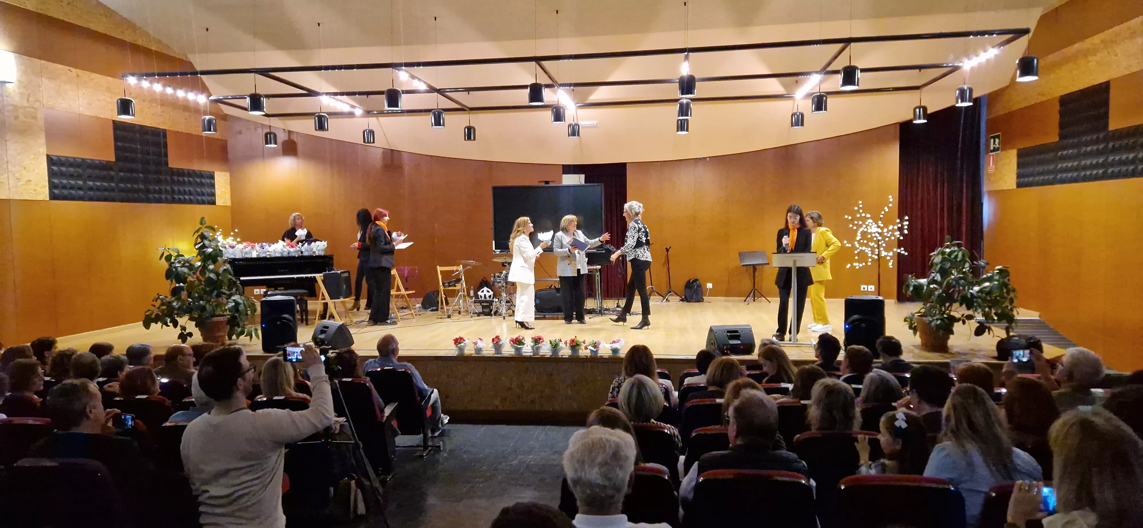 Homenaje a 81 maestros jubilados de la provincia de Huesca. Foto Myriam Martínez