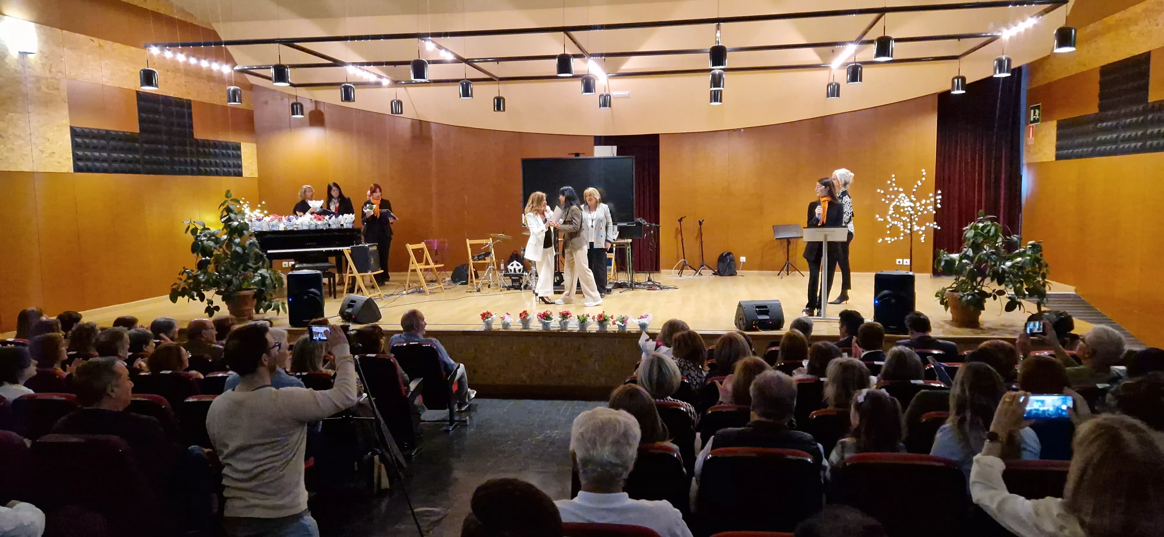 Homenaje a 81 maestros jubilados de la provincia de Huesca. Foto Myriam Martínez
