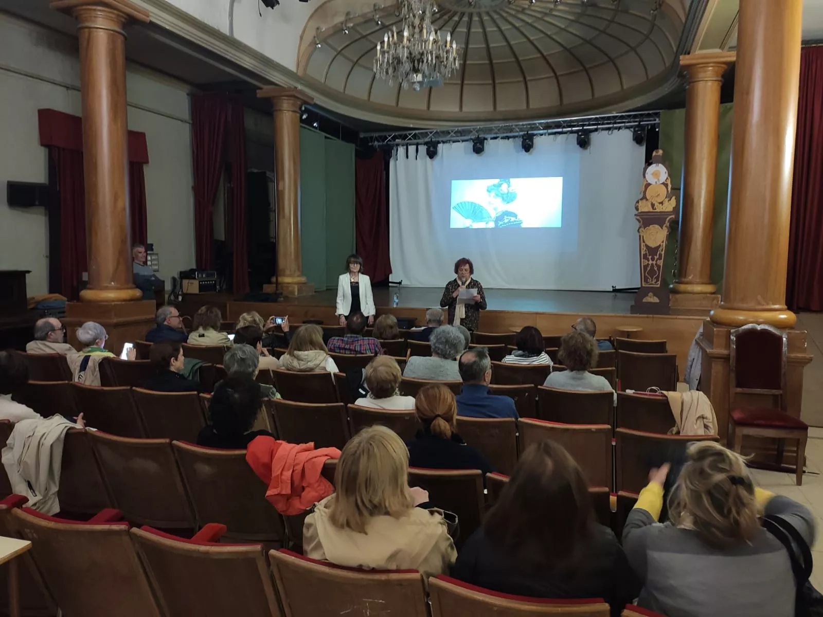 Isabel Riazuelo e Isabel Arilla, en el salón de actos del IES Ramón y Cajal de Huesca. Foto Quino Escartín