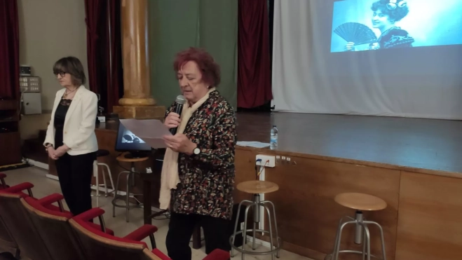 Isabel Riazuelo con Isabel Arilla, que ha presentado a la conferenciante. Foto Quino Escartín Isabel Riazuelo con Isabel Arilla, que ha presentado a la conferenciante. Foto Quino Escartín