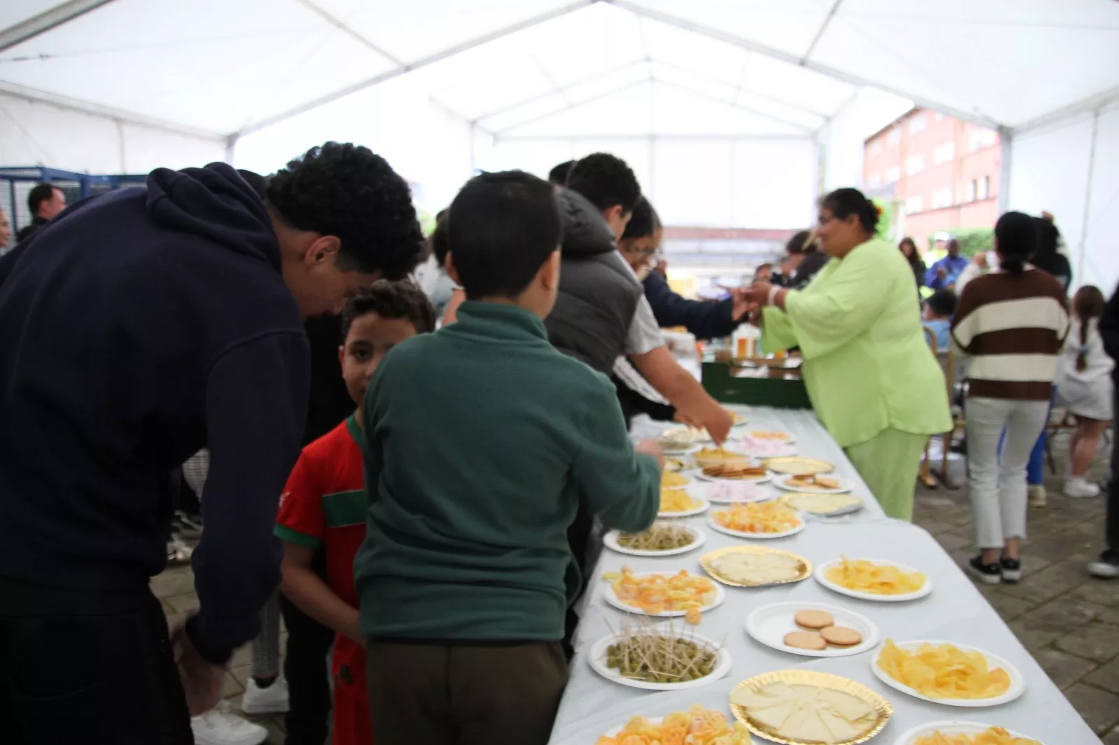 Merienda en Barriofest 2025. Foto Carlos Neofato