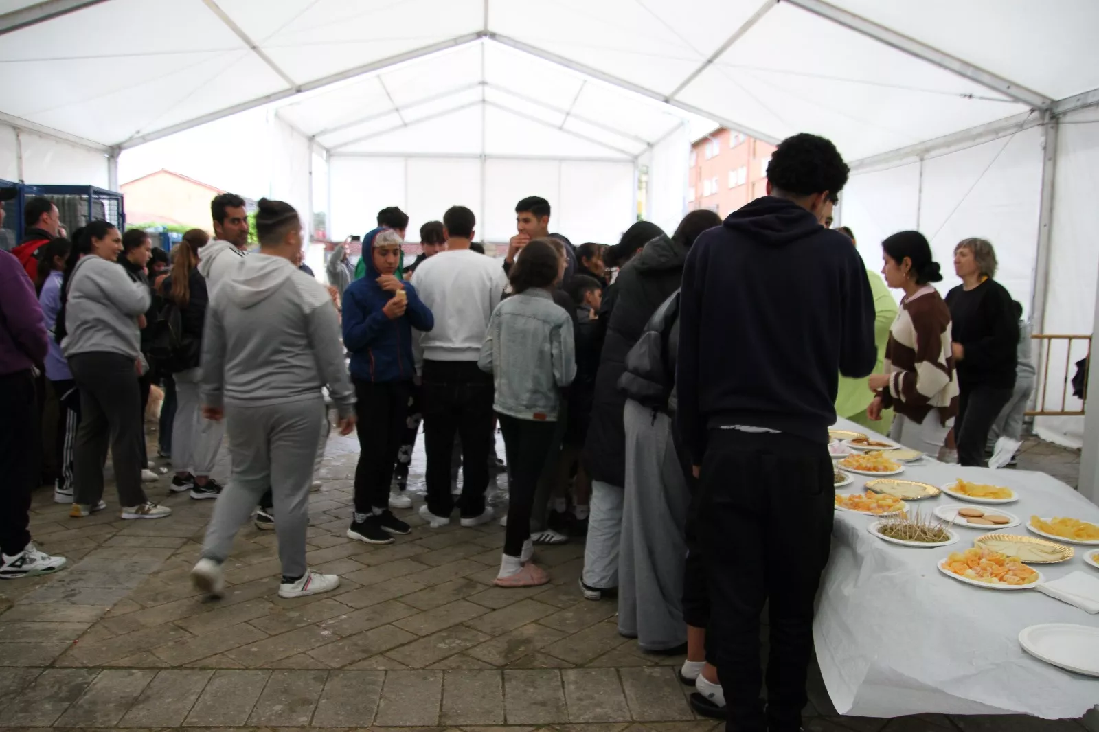 Merienda en Barriofest 2025. Foto Carlos Neofato