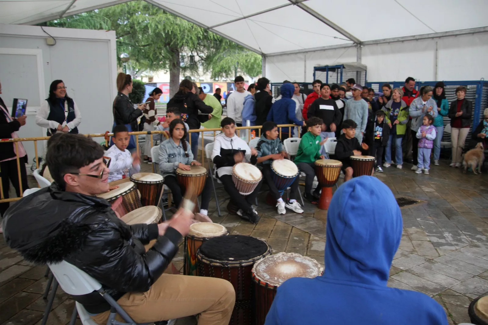 Merienda en Barriofest 2025. Foto Carlos Neofato