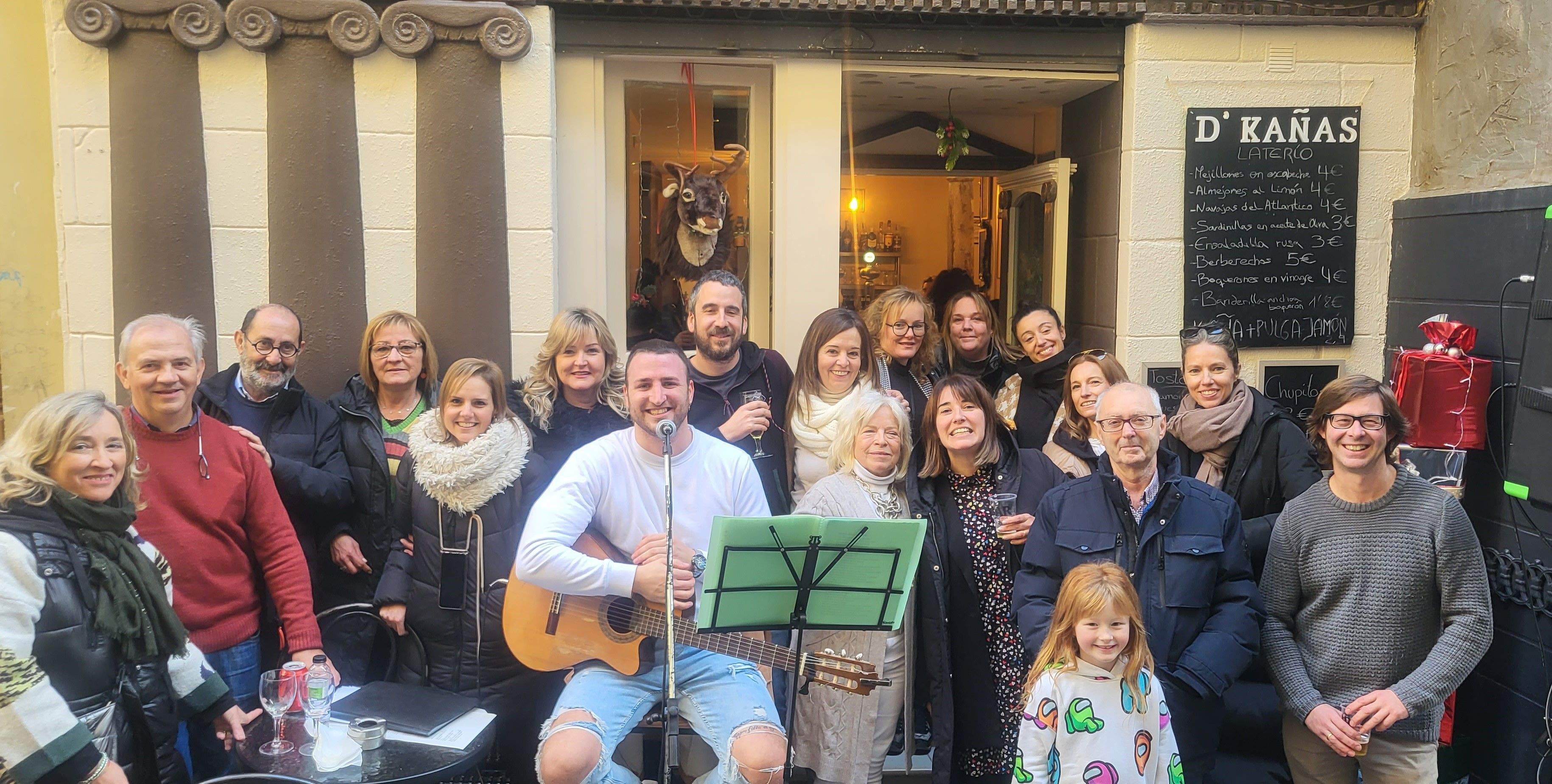 Imágenes de la despedida sorpresa de Rosa Casals, que cierra su tienda por jubilación. Foto Myriam Martínez 