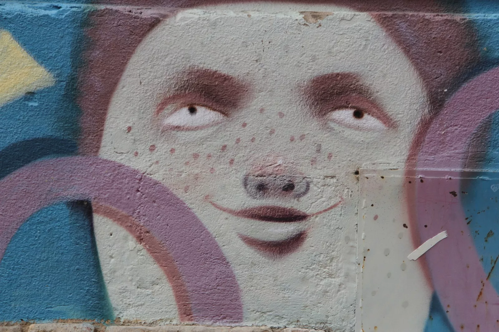 Visita a los murales del Barrio del Perpetuo Socorro en Barriofest 2025. Foto Carlos Neofato