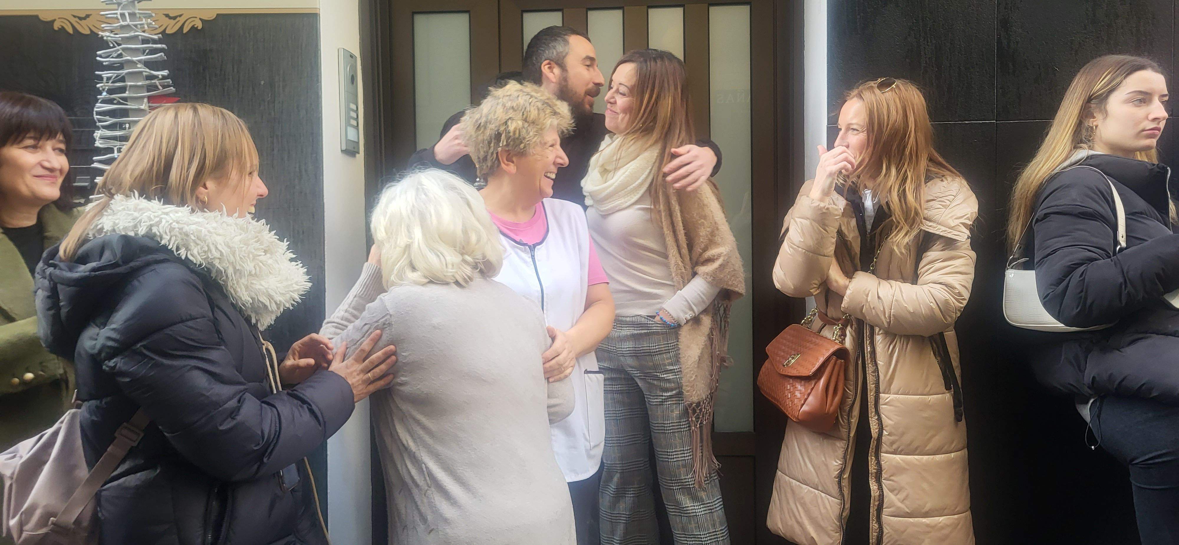 Imágenes de la despedida sorpresa de Rosa Casals, que cierra su tienda por jubilación. Foto Myriam Martínez 