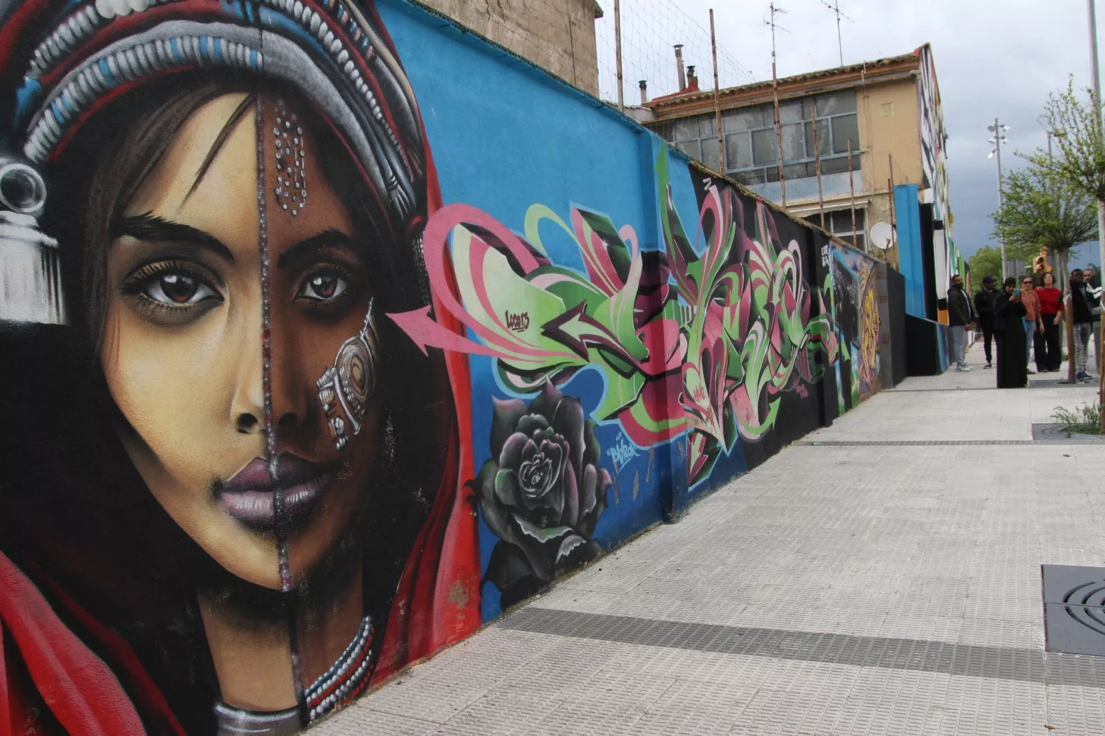 Visita a los murales del Barrio del Perpetuo Socorro en Barriofest 2025. Foto Carlos Neofato