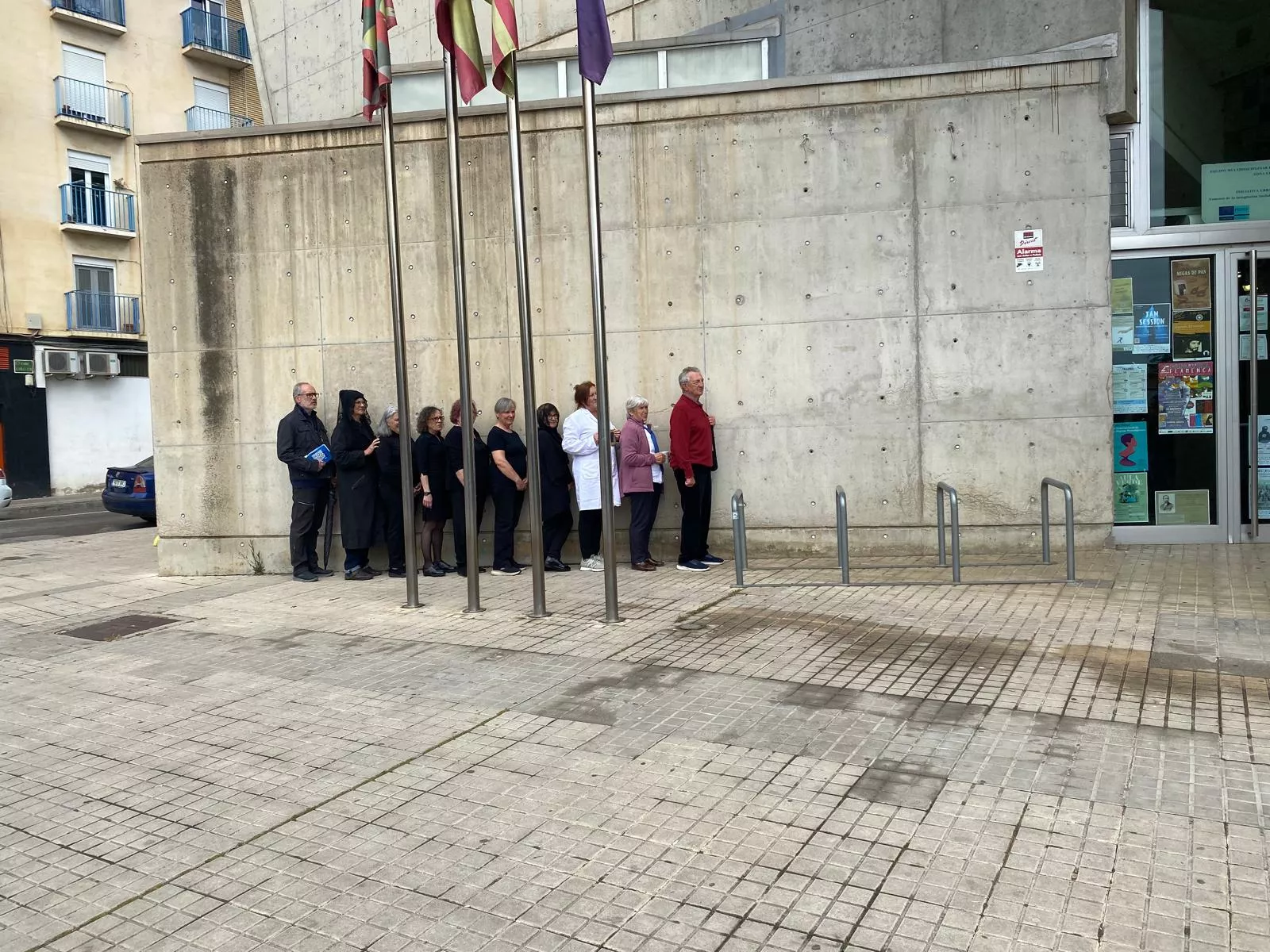 Performance para reivindicar la apertura de la biblioteca. Foto Dimas Insa