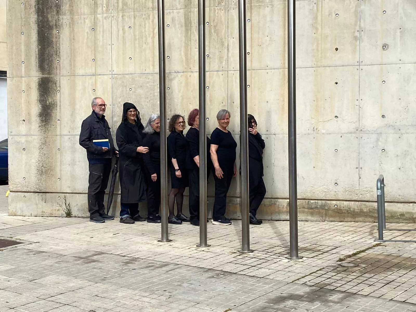 Performance para reivindicar la apertura de la biblioteca. Foto Dimas Insa