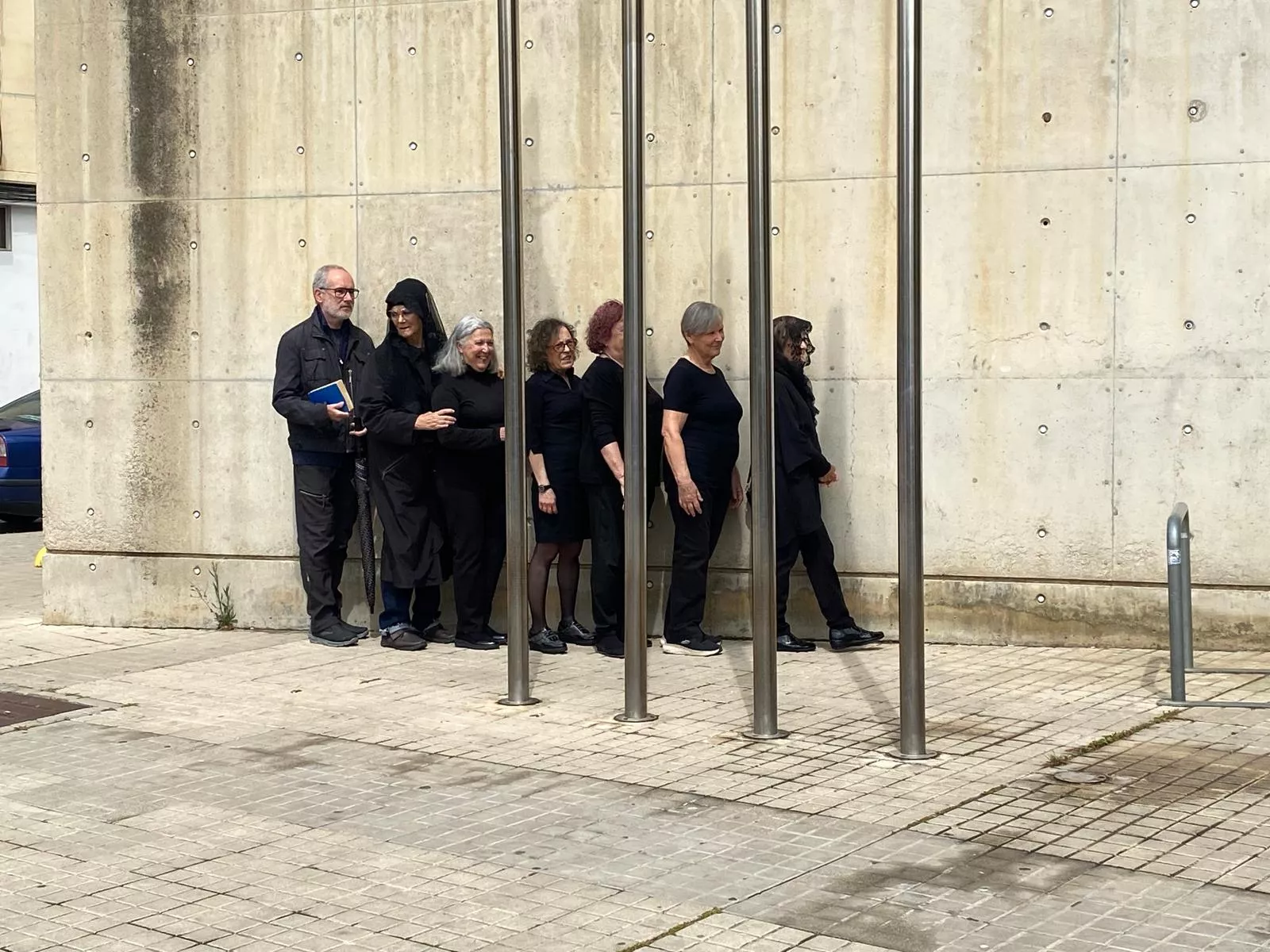 Performance para reivindicar la apertura de la biblioteca. Foto Dimas Insa