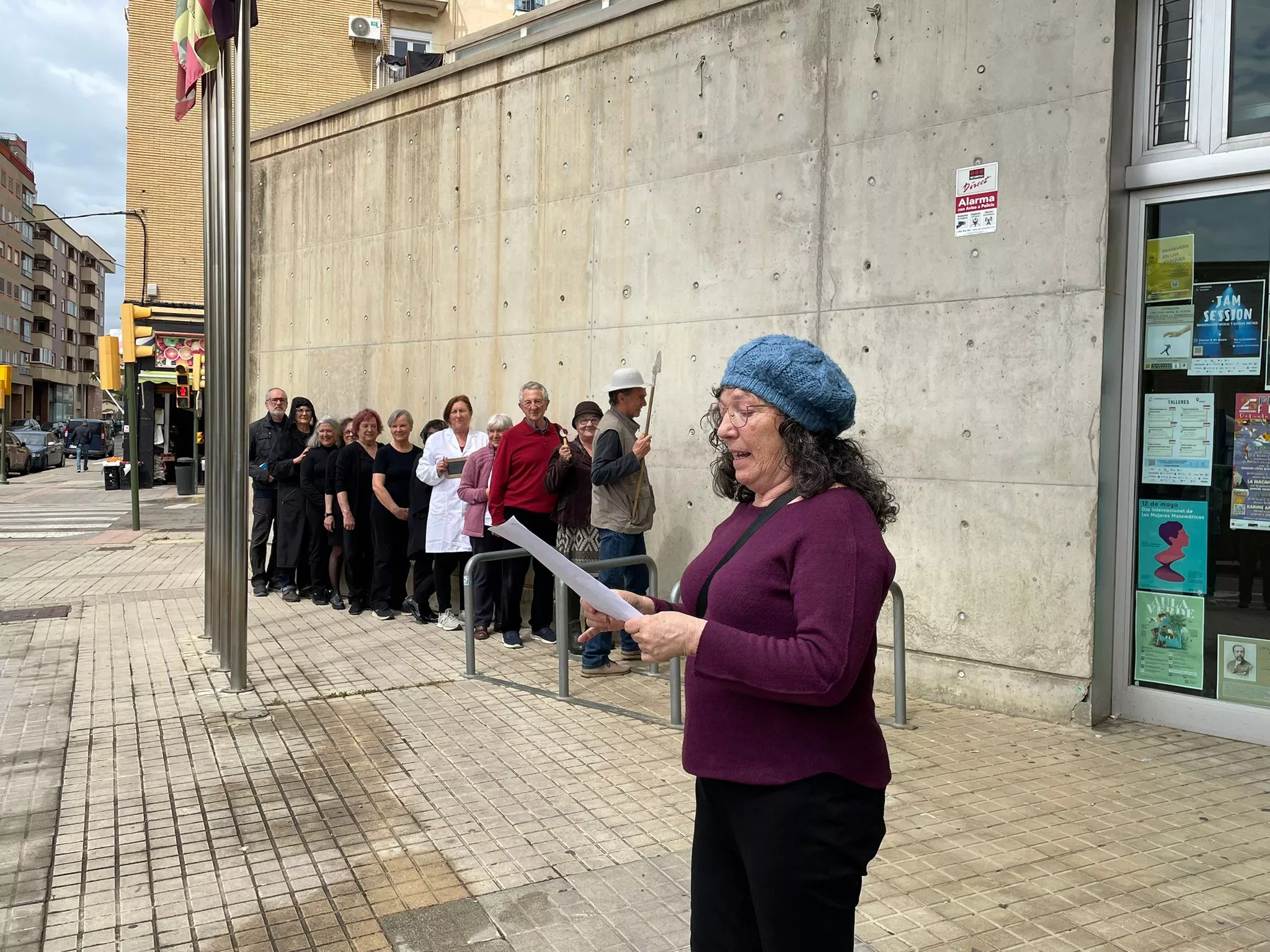 Performance para reivindicar la apertura de la biblioteca. Foto Dimas Insa