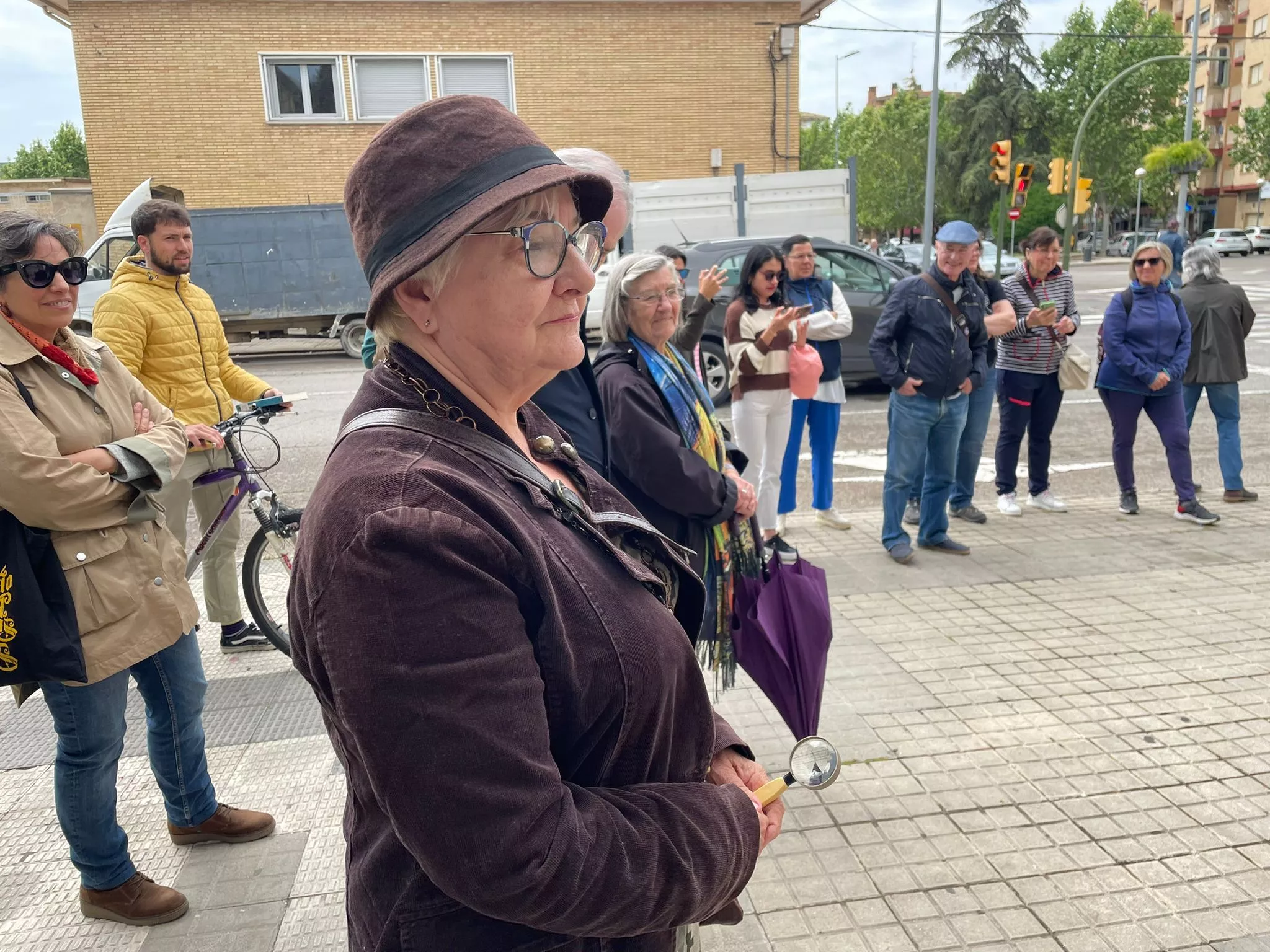 Performance para reivindicar la apertura de la biblioteca. Foto Dimas Insa