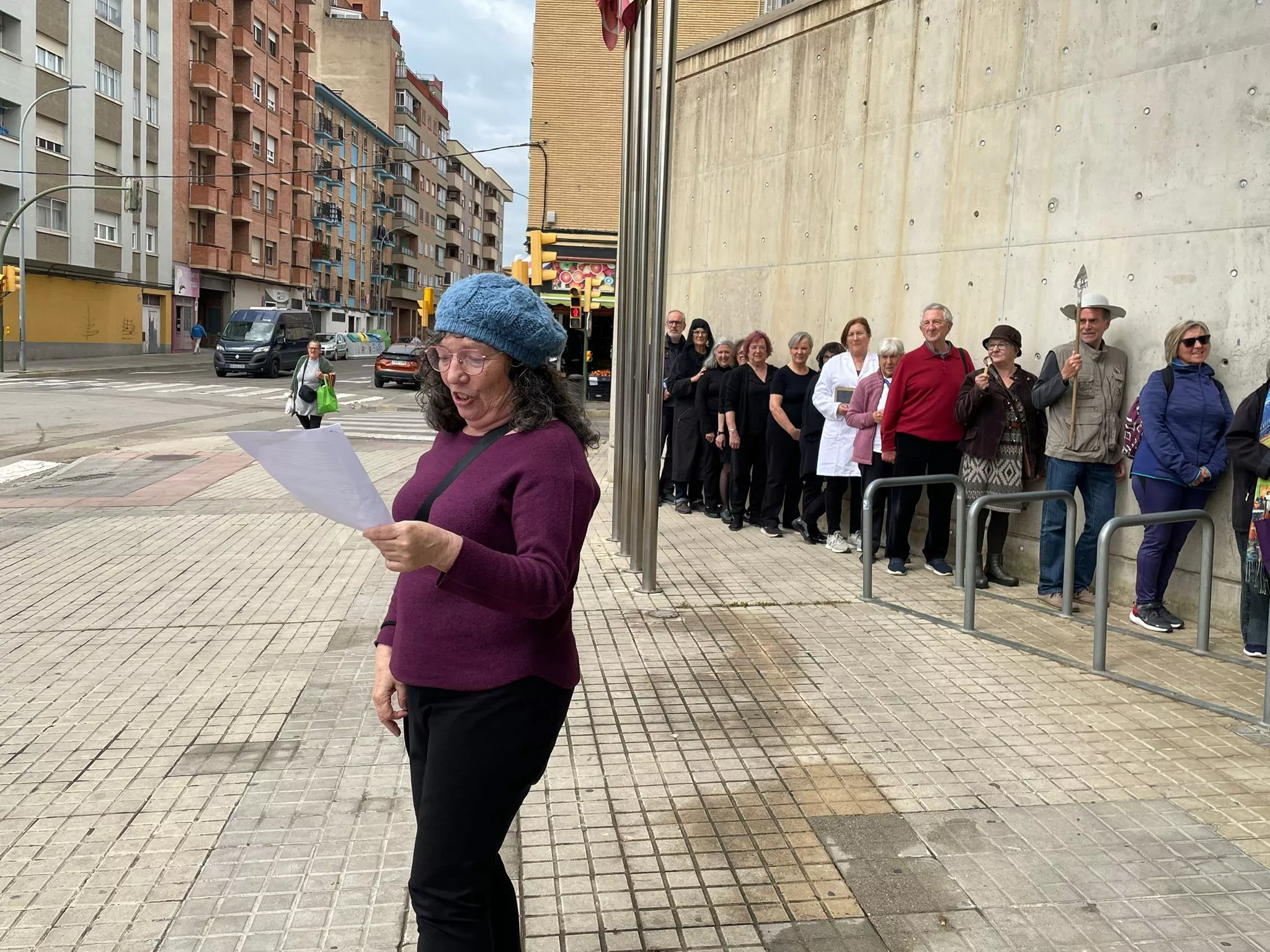 Performance para reivindicar la apertura de la biblioteca. Foto Dimas Insa