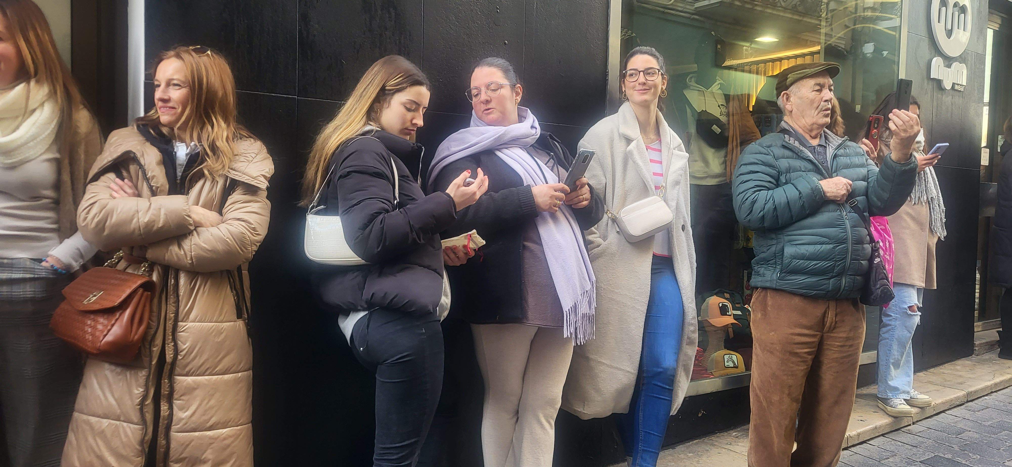 Imágenes de la despedida sorpresa de Rosa Casals, que cierra su tienda por jubilación. Foto Myriam Martínez 