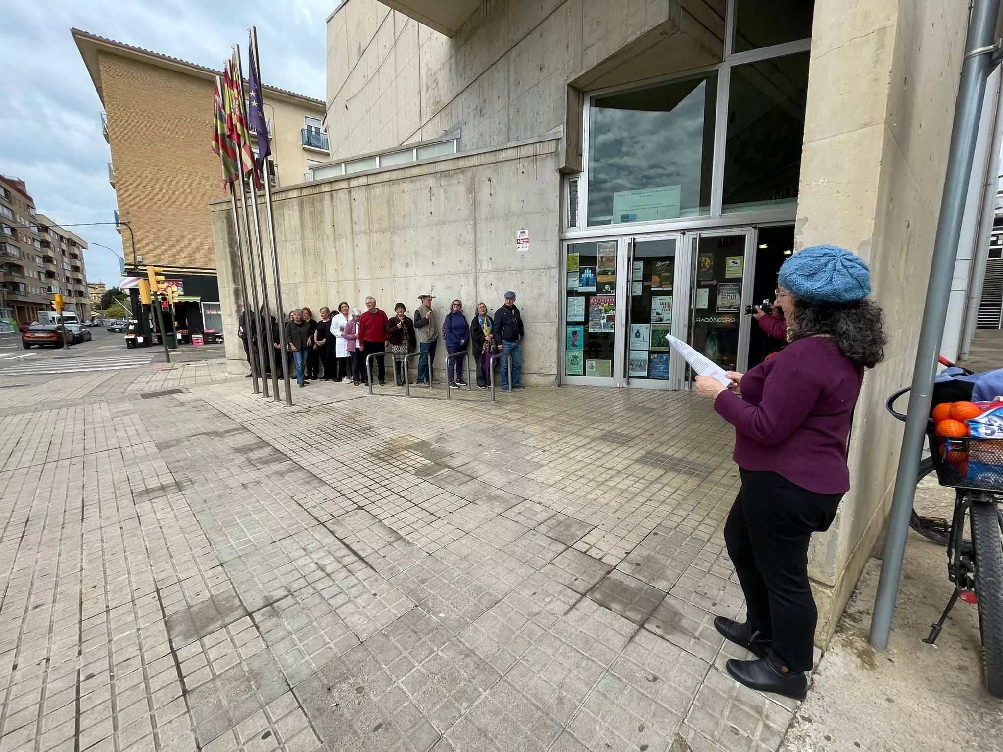 Performance para reivindicar la apertura de la biblioteca. Foto Dimas Insa