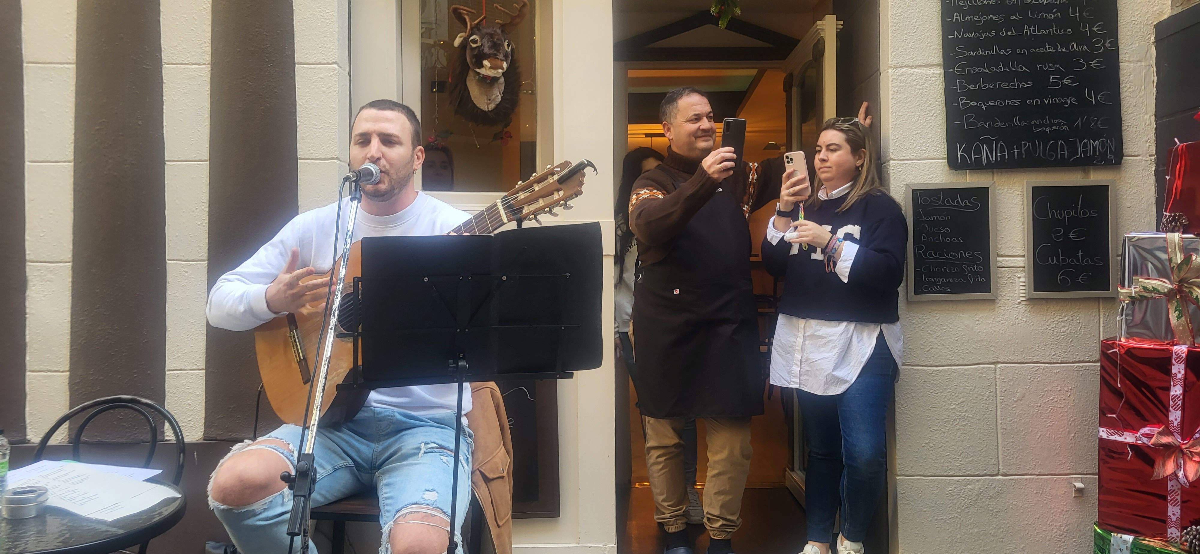 Imágenes de la despedida sorpresa de Rosa Casals, que cierra su tienda por jubilación. Foto Myriam Martínez 