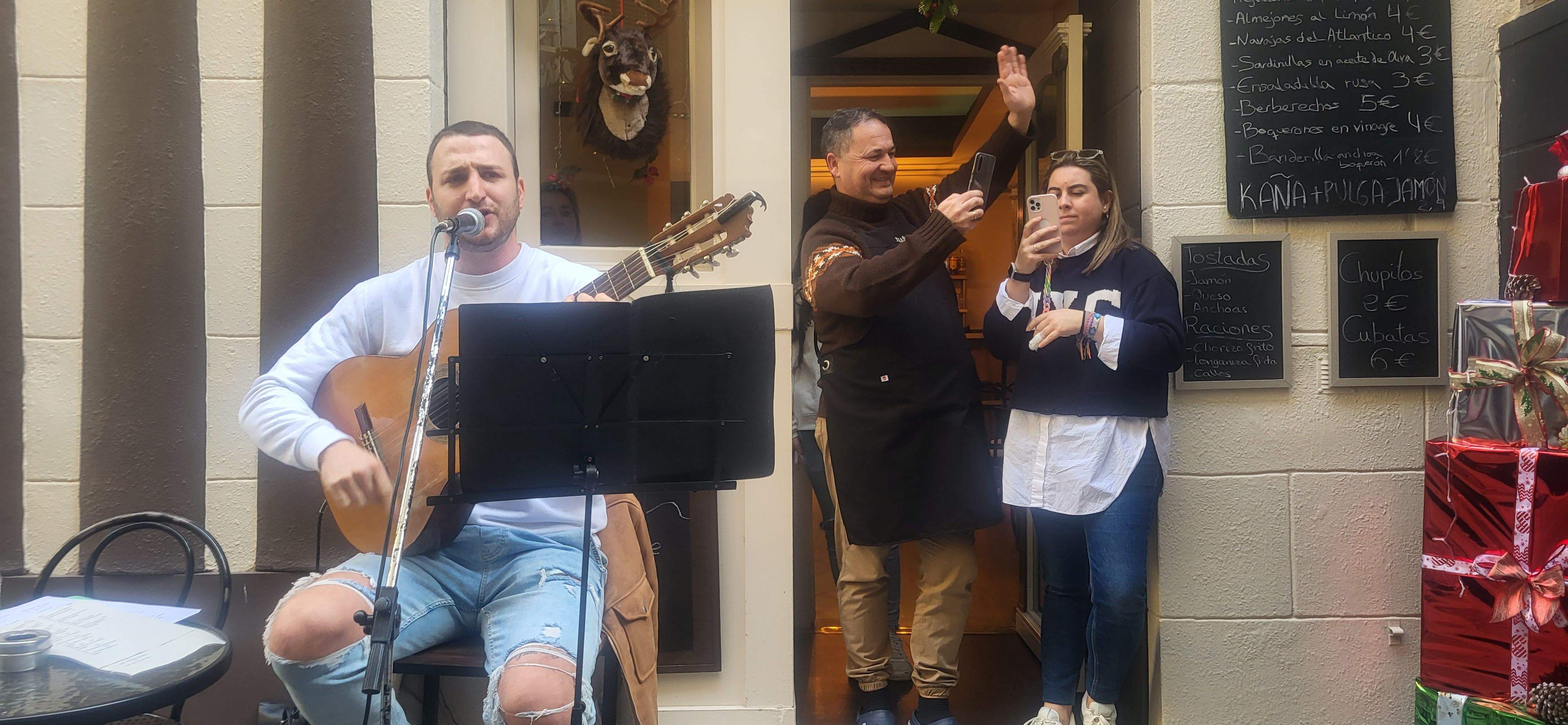 Imágenes de la despedida sorpresa de Rosa Casals, que cierra su tienda por jubilación. Foto Myriam Martínez 