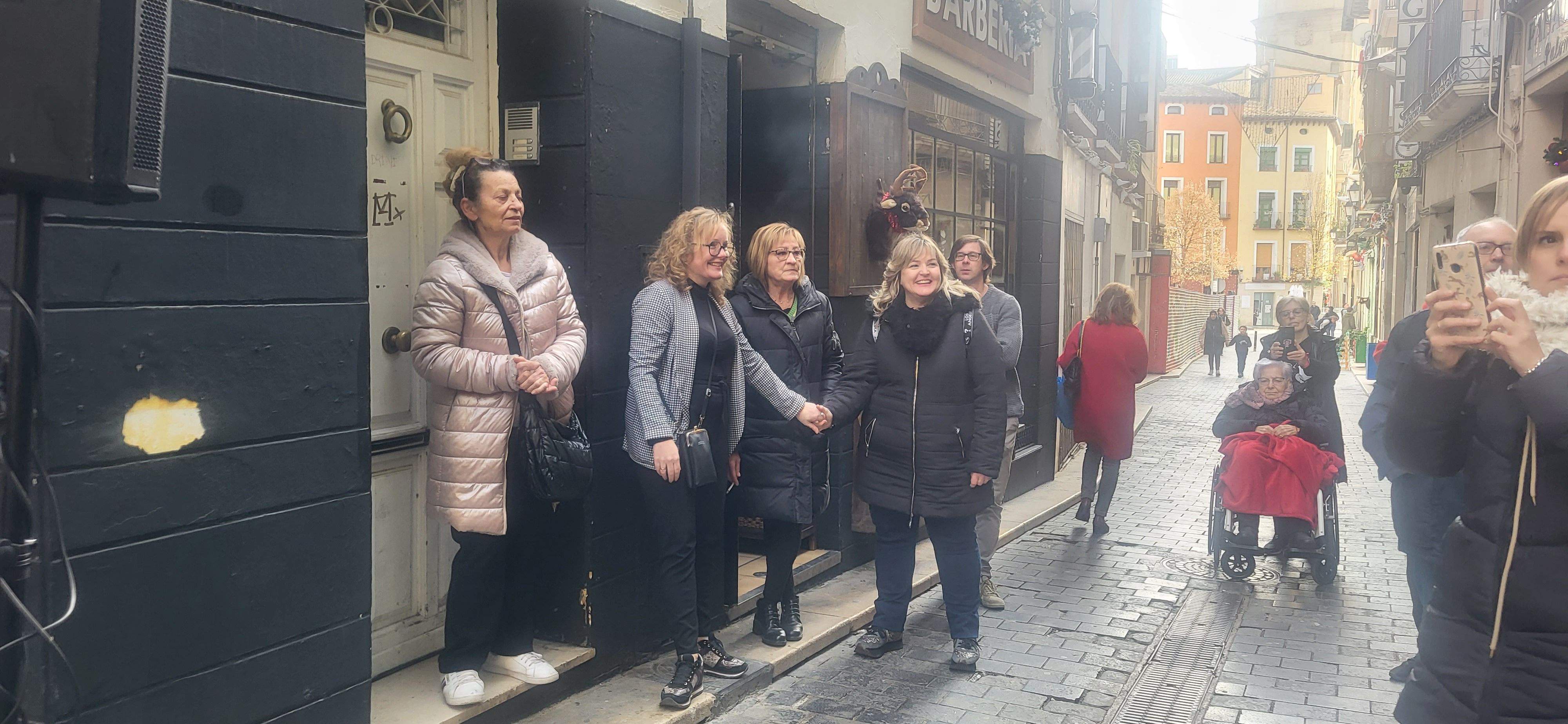 Imágenes de la despedida sorpresa de Rosa Casals, que cierra su tienda por jubilación. Foto Myriam Martínez 