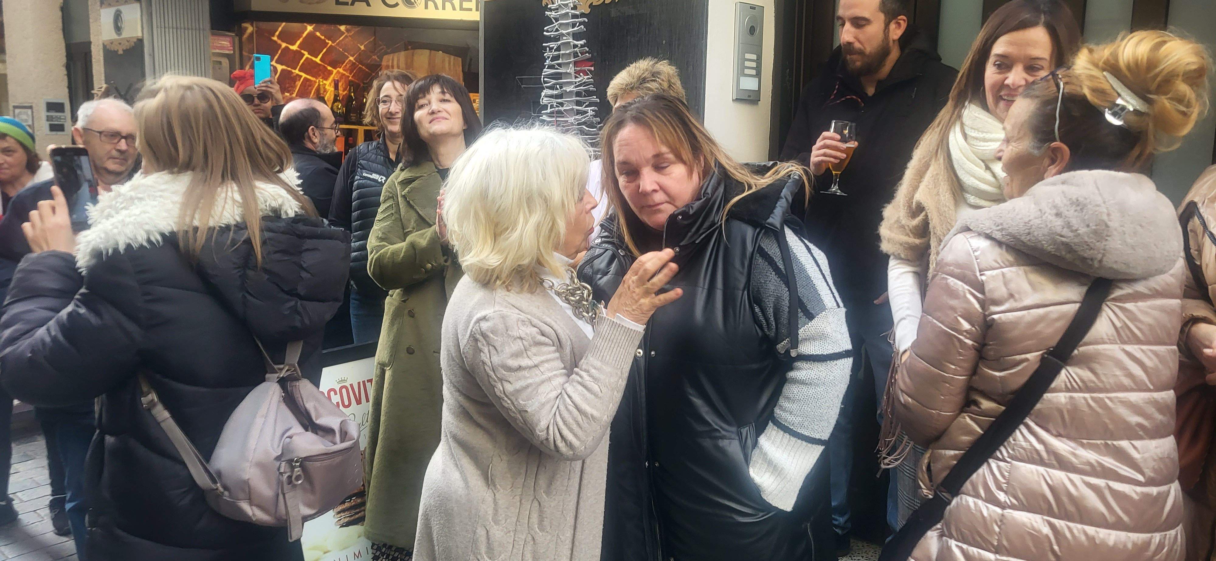 Imágenes de la despedida sorpresa de Rosa Casals, que cierra su tienda por jubilación. Foto Myriam Martínez 