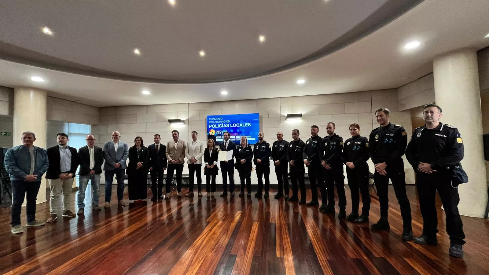 Firma en la DPH del convenio de colaboración de Policías Locales. Foto Mercedes Manterola