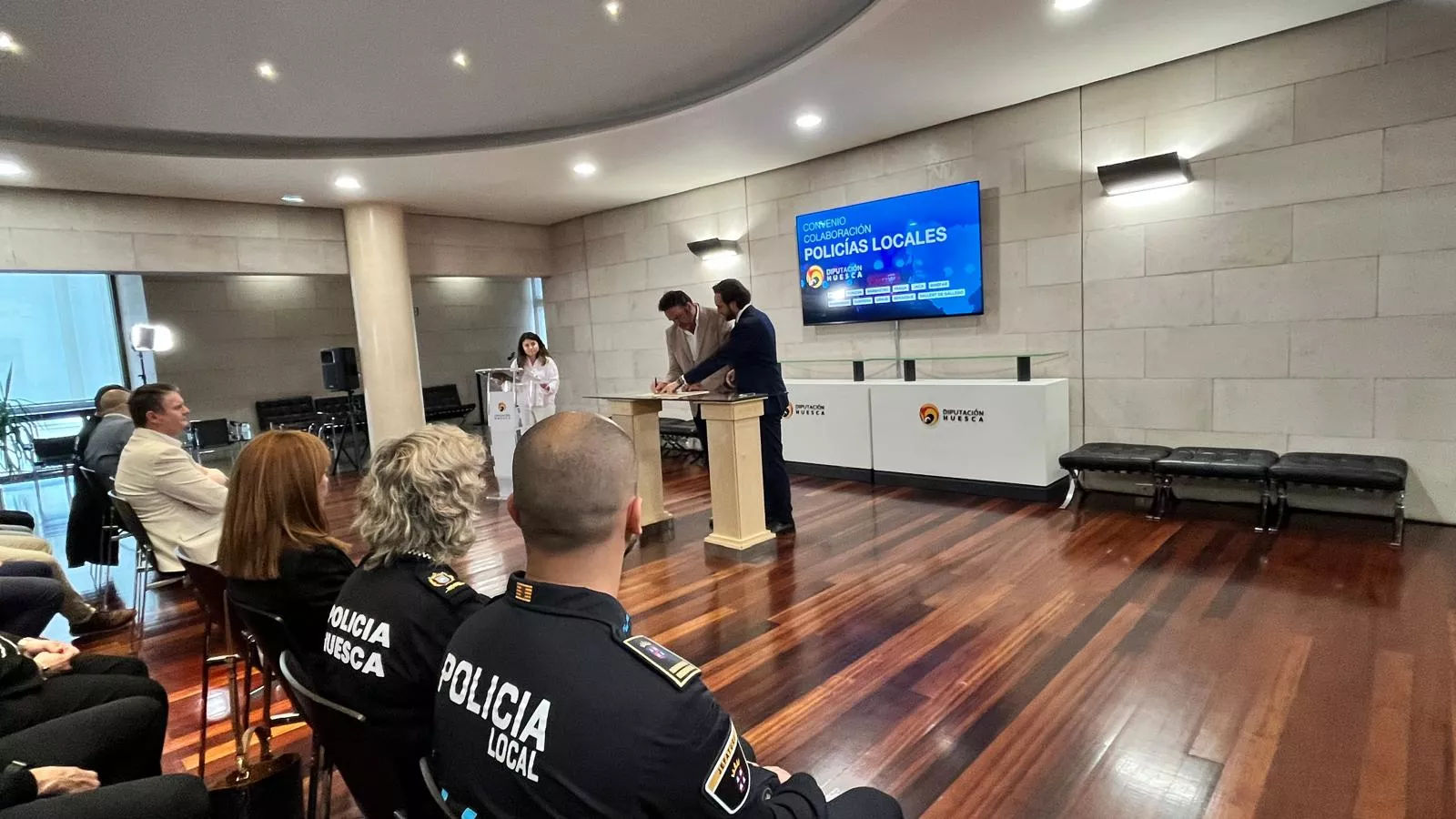 Firma en la DPH del convenio de colaboración de Policías Locales. Foto Mercedes Manterola