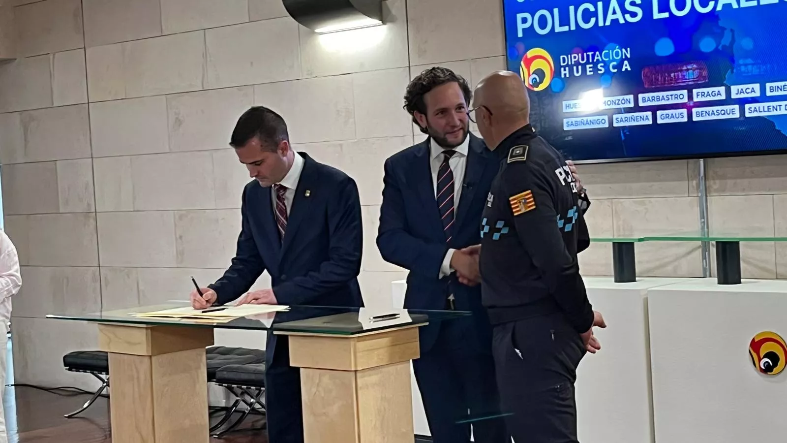 Firma en la DPH del convenio de colaboración de Policías Locales. Foto Mercedes Manterola