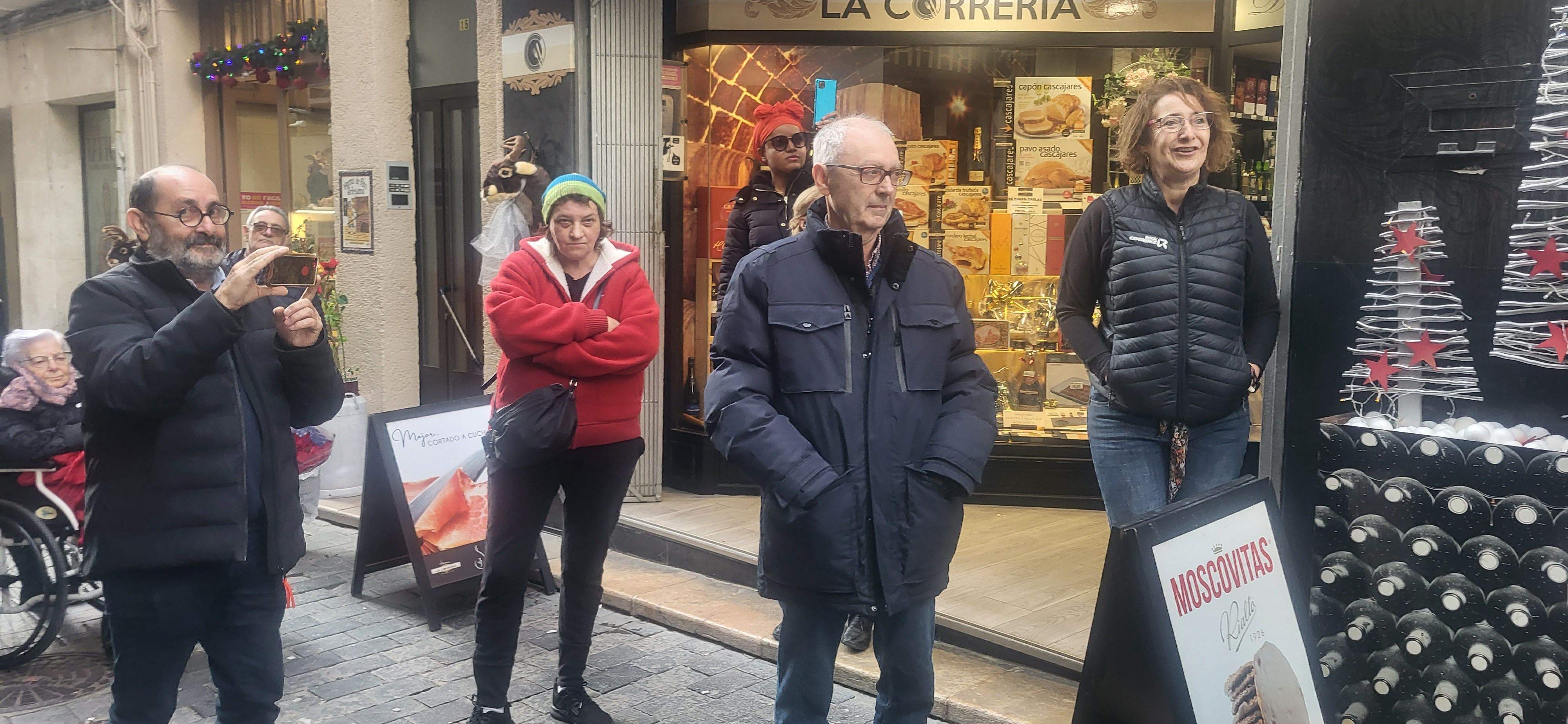 Imágenes de la despedida sorpresa de Rosa Casals, que cierra su tienda por jubilación. Foto Myriam Martínez 