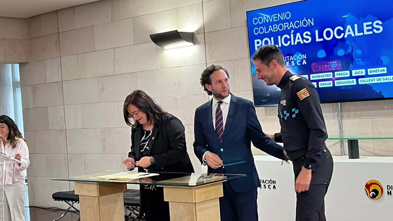 Firma en la DPH del convenio de colaboración de Policías Locales. Foto Mercedes Manterola