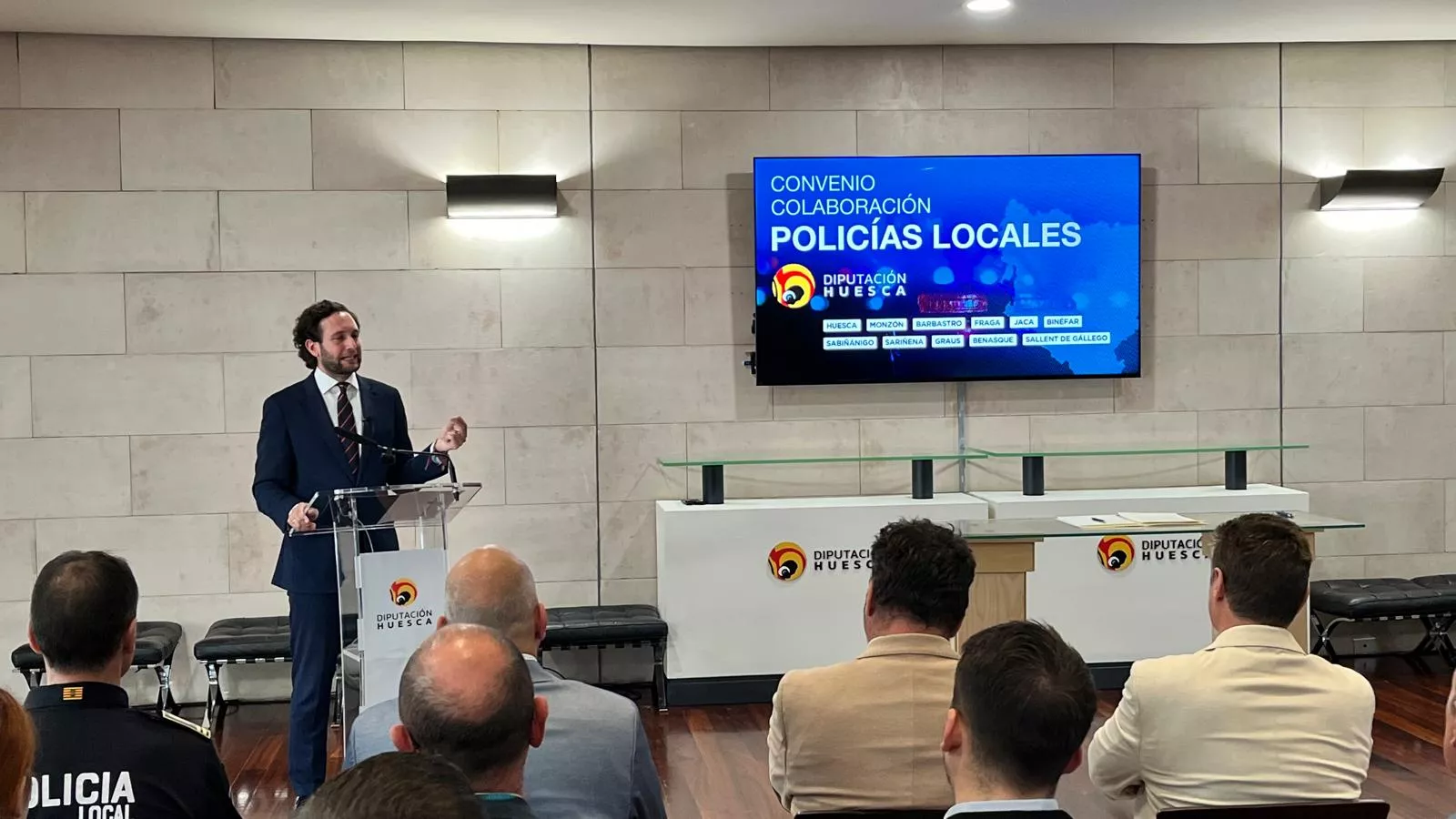 Firma en la DPH del convenio de colaboración de Policías Locales. Foto Mercedes Manterola