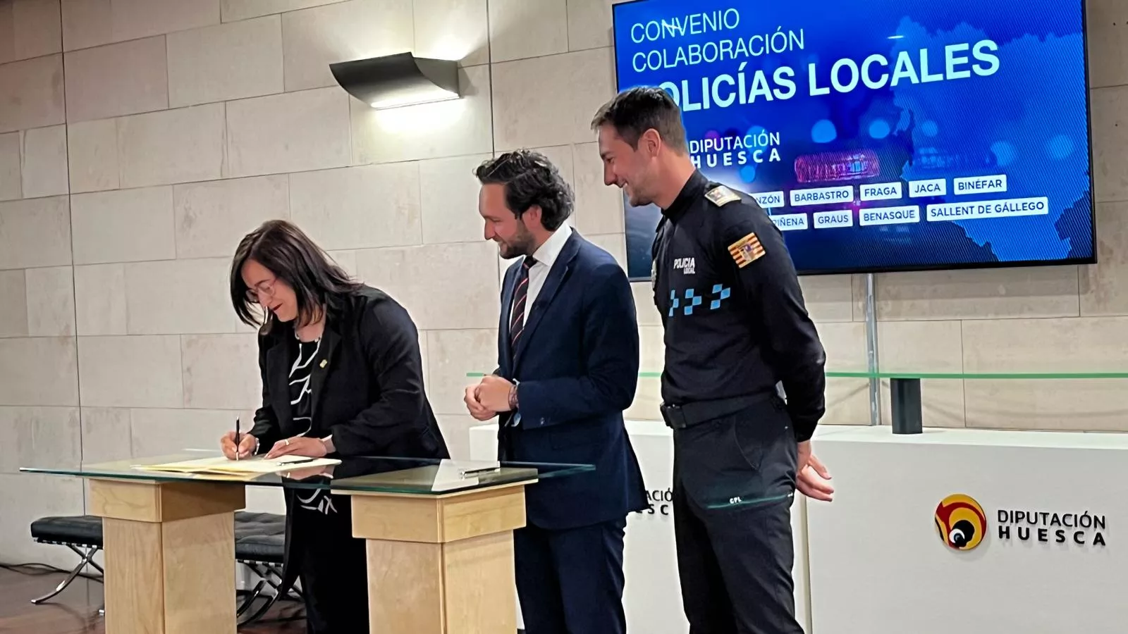 Firma en la DPH del convenio de colaboración de Policías Locales. Foto Mercedes Manterola