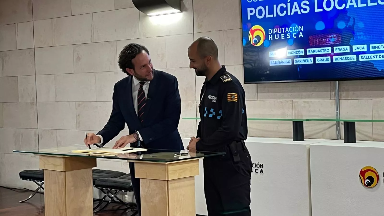 Firma en la DPH del convenio de colaboración de Policías Locales. Foto Mercedes Manterola