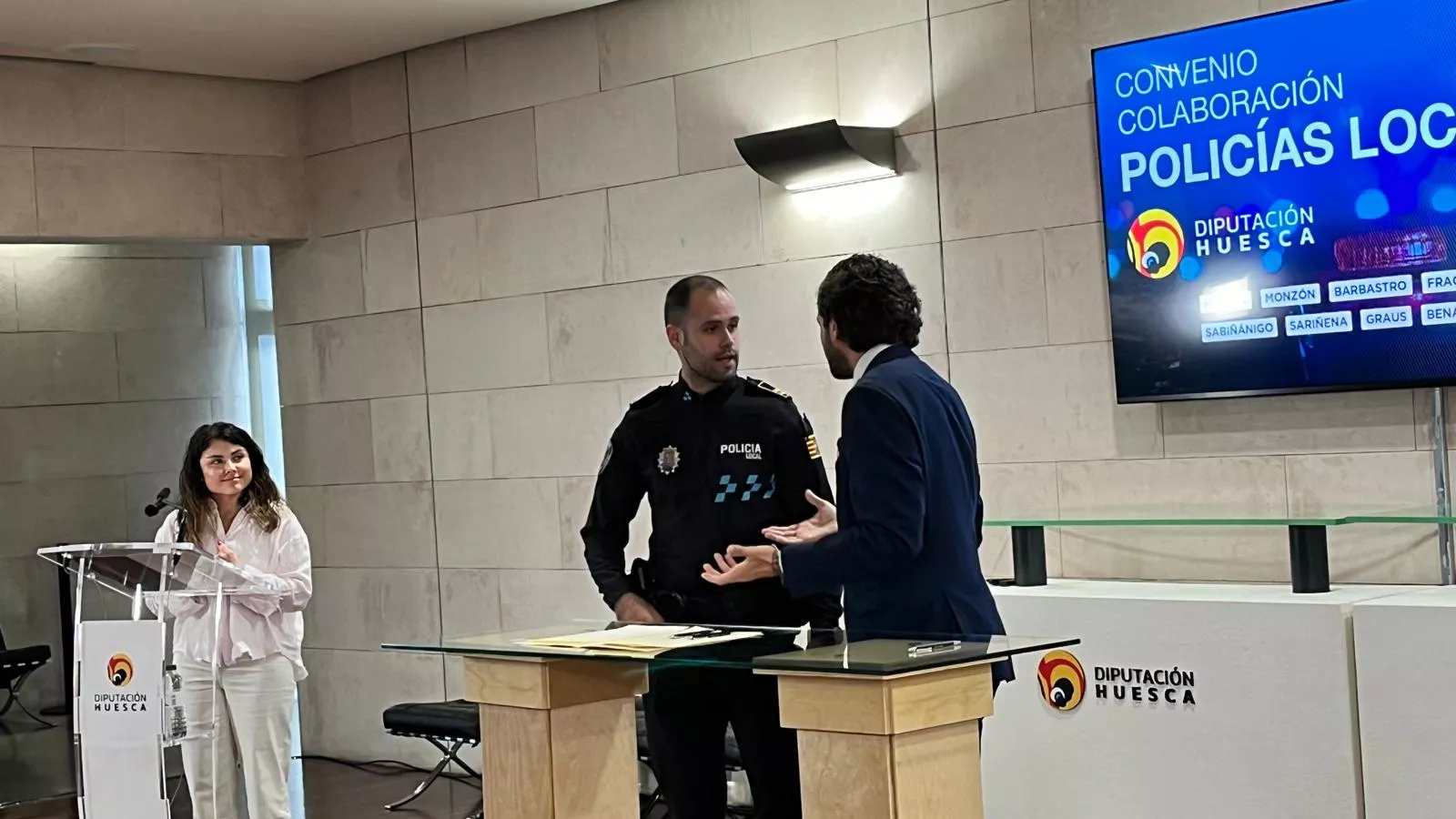 Firma en la DPH del convenio de colaboración de Policías Locales. Foto Mercedes Manterola