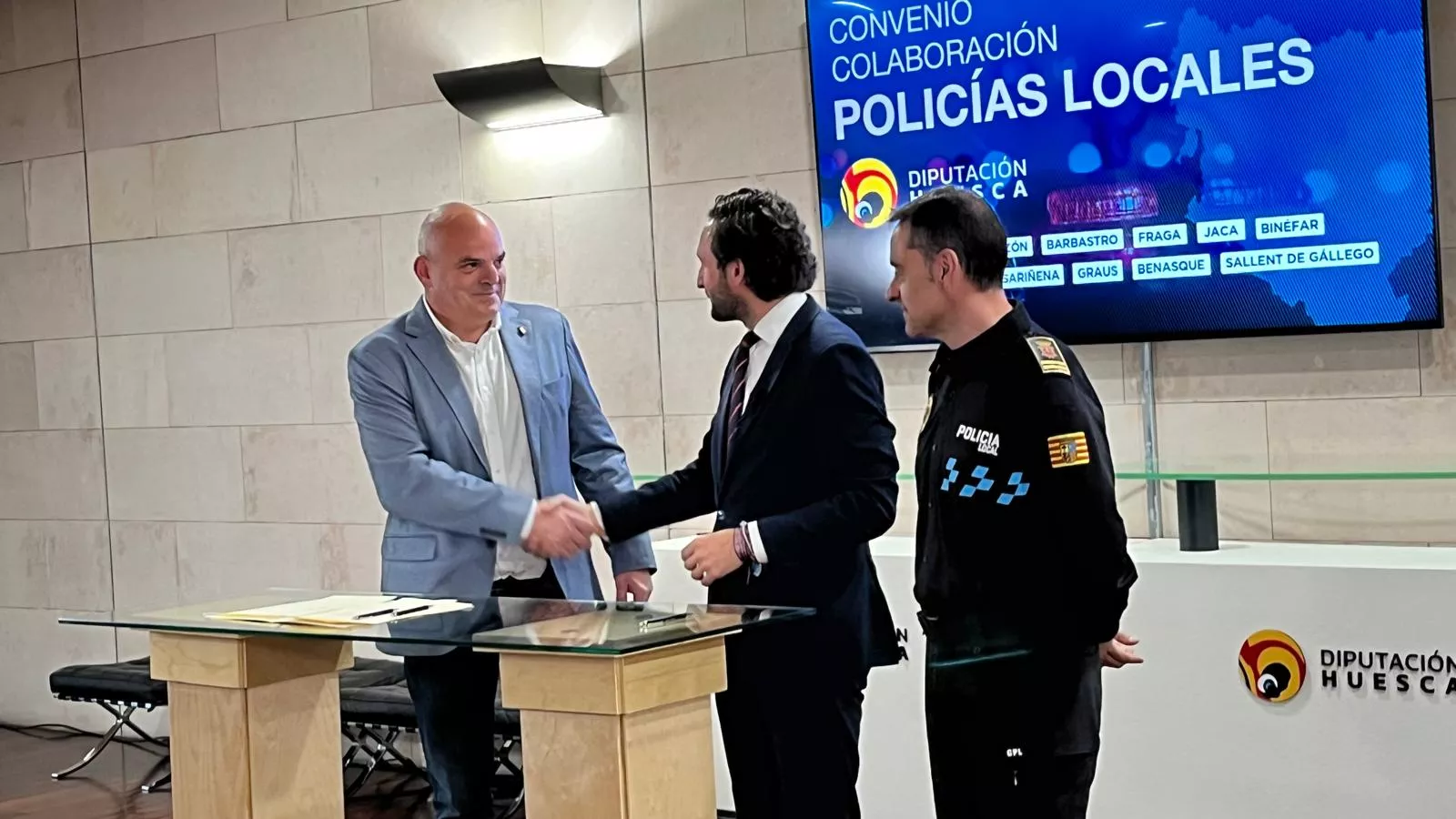 Firma en la DPH del convenio de colaboración de Policías Locales. Foto Mercedes Manterola