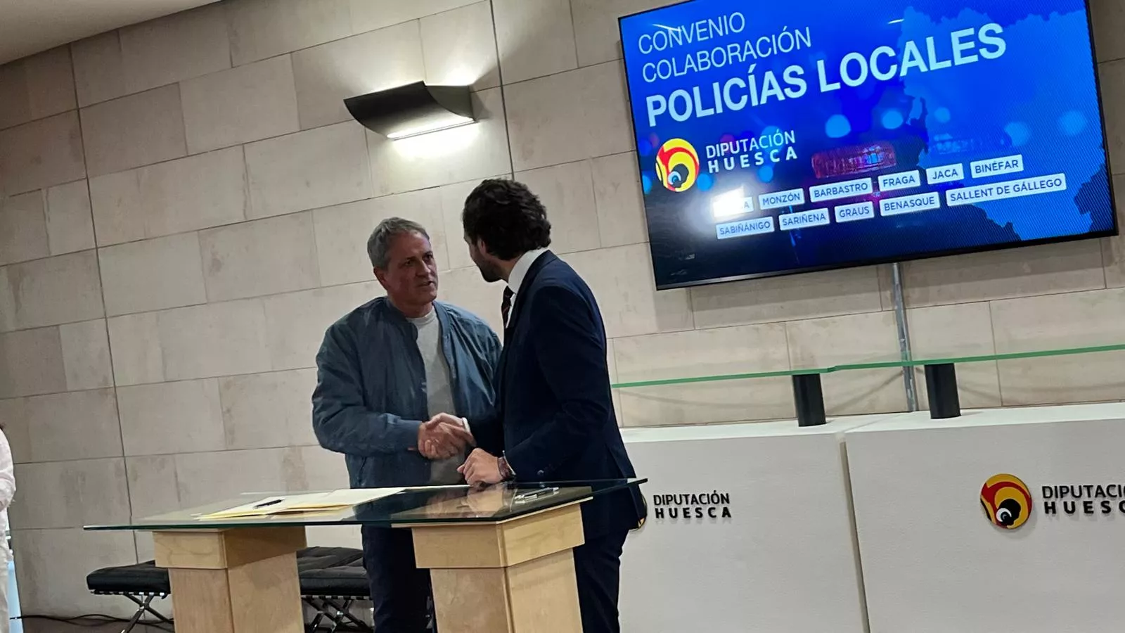 Firma en la DPH del convenio de colaboración de Policías Locales. Foto Mercedes Manterola