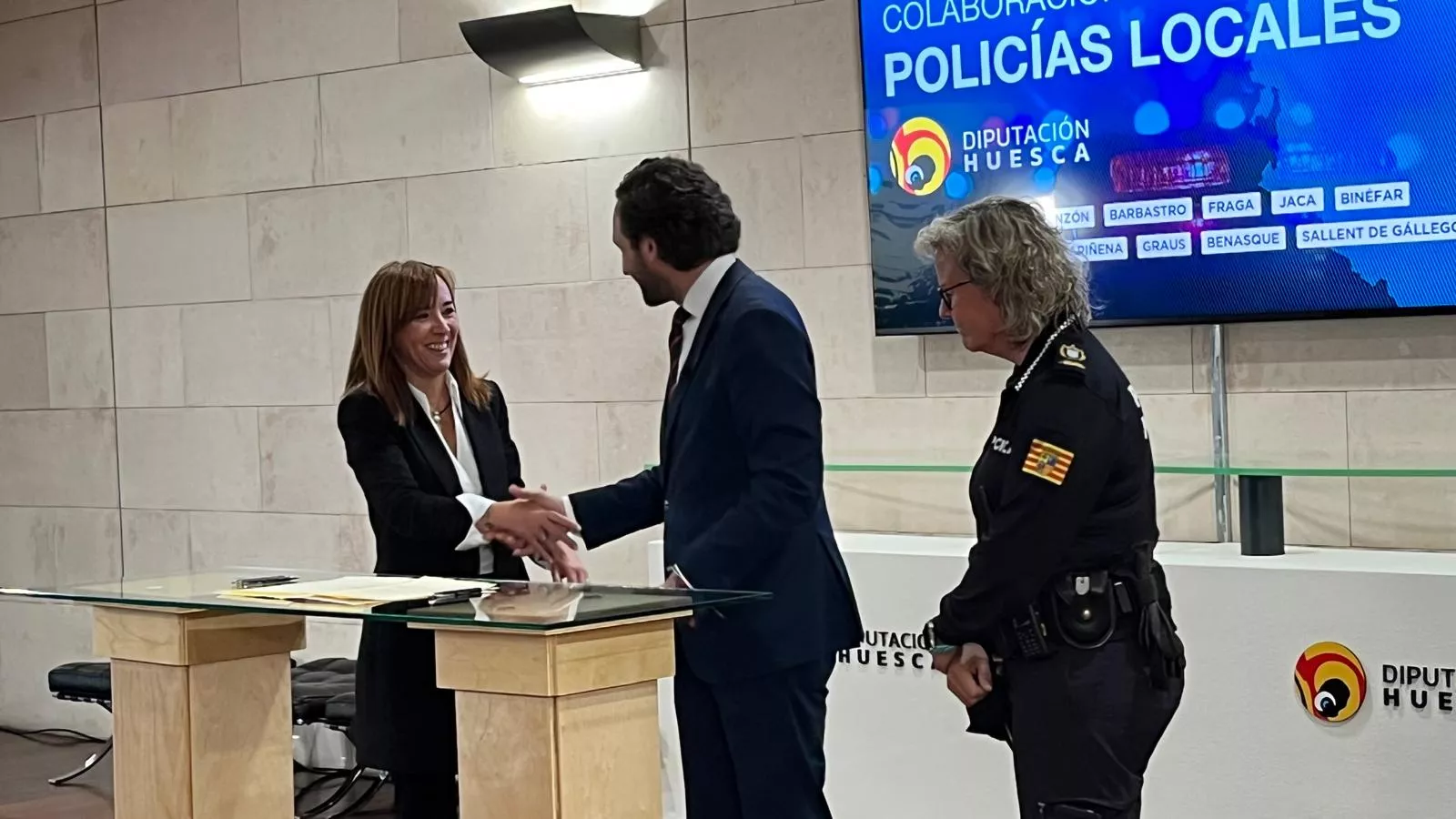 Firma en la DPH del convenio de colaboración de Policías Locales. Foto Mercedes Manterola