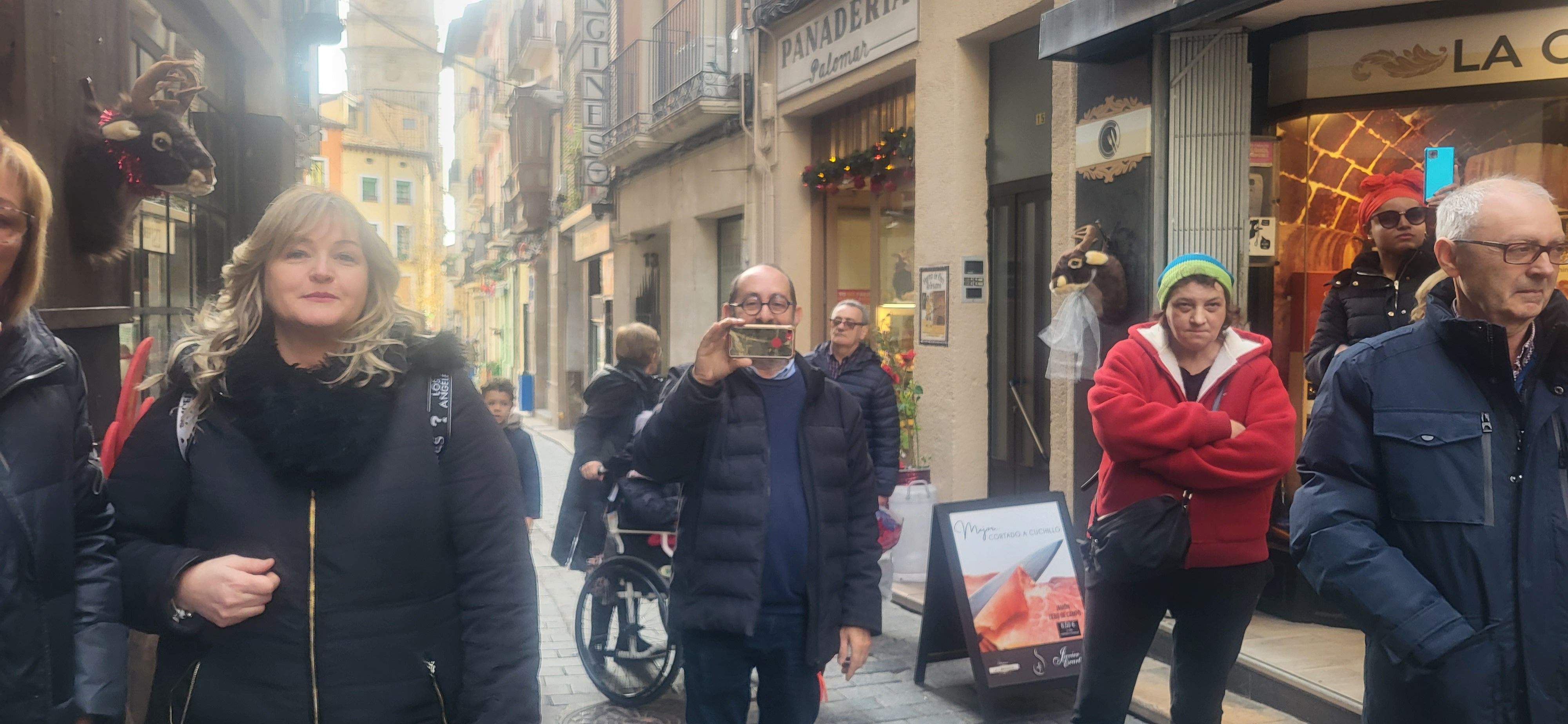 Imágenes de la despedida sorpresa de Rosa Casals, que cierra su tienda por jubilación. Foto Myriam Martínez 