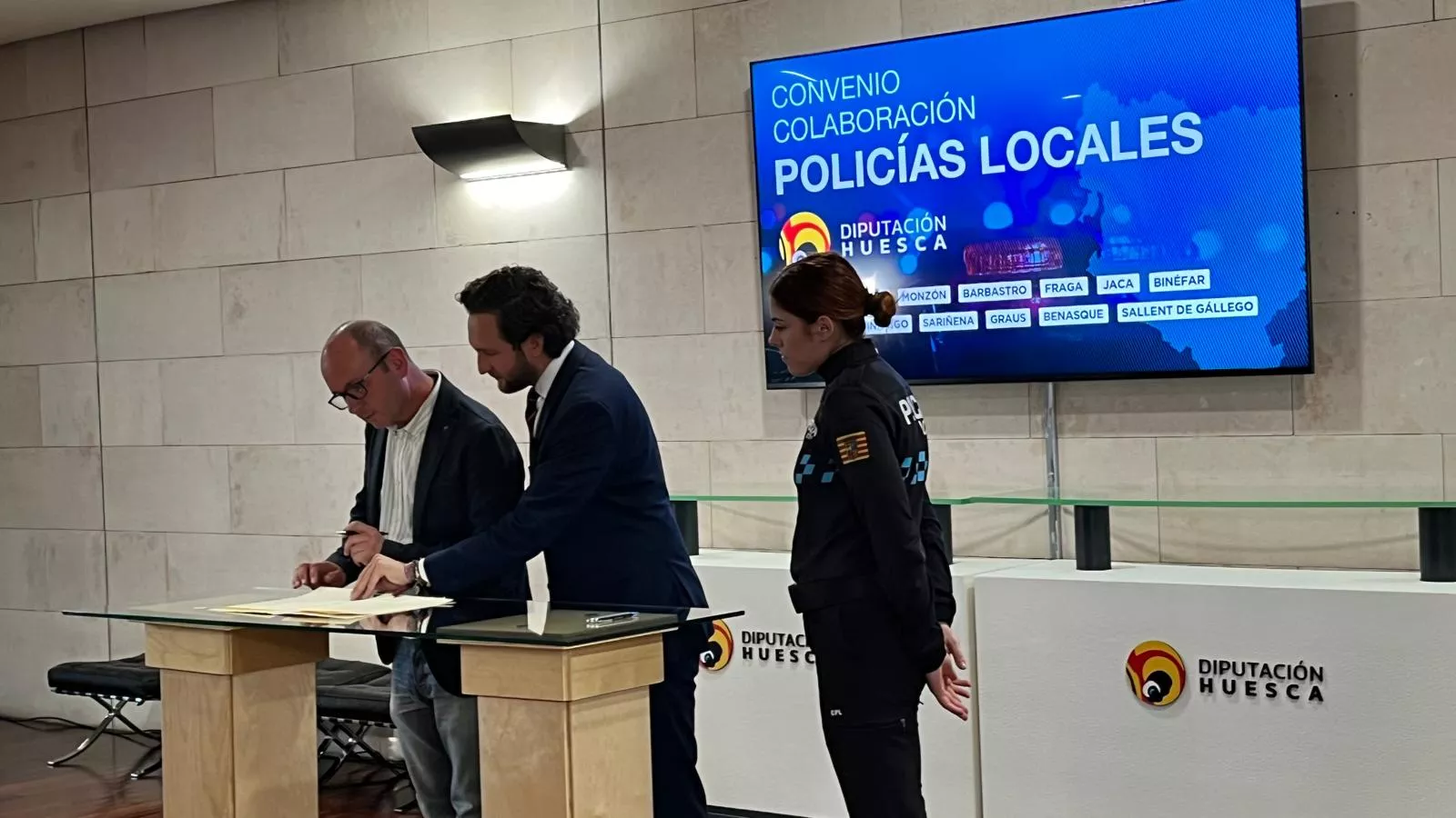 Firma en la DPH del convenio de colaboración de Policías Locales. Foto Mercedes Manterola