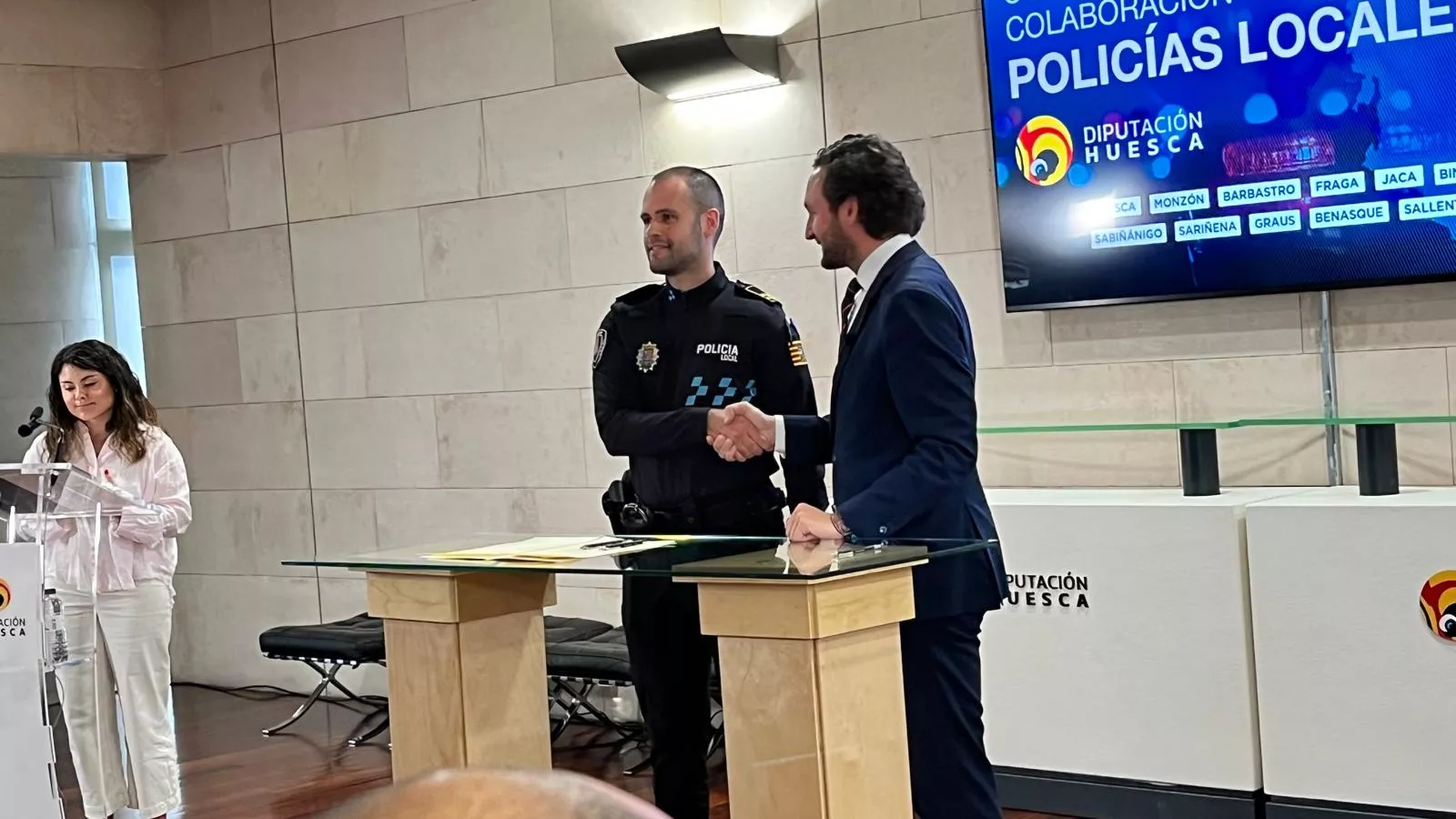 Firma en la DPH del convenio de colaboración de Policías Locales. Foto Mercedes Manterola