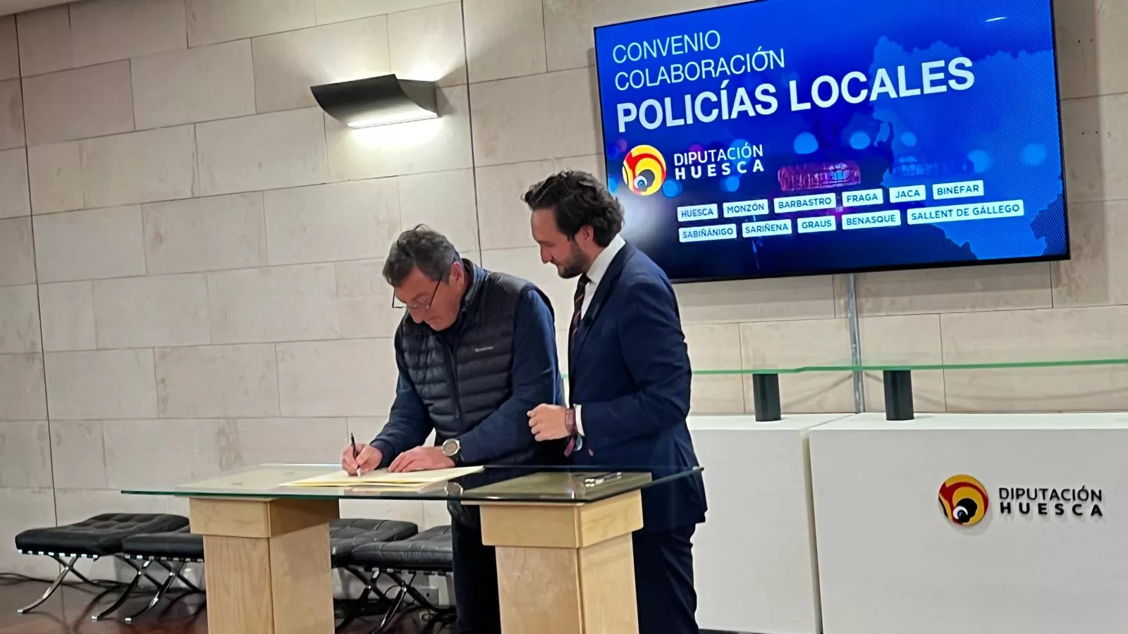 Firma en la DPH del convenio de colaboración de Policías Locales. Foto Mercedes Manterola